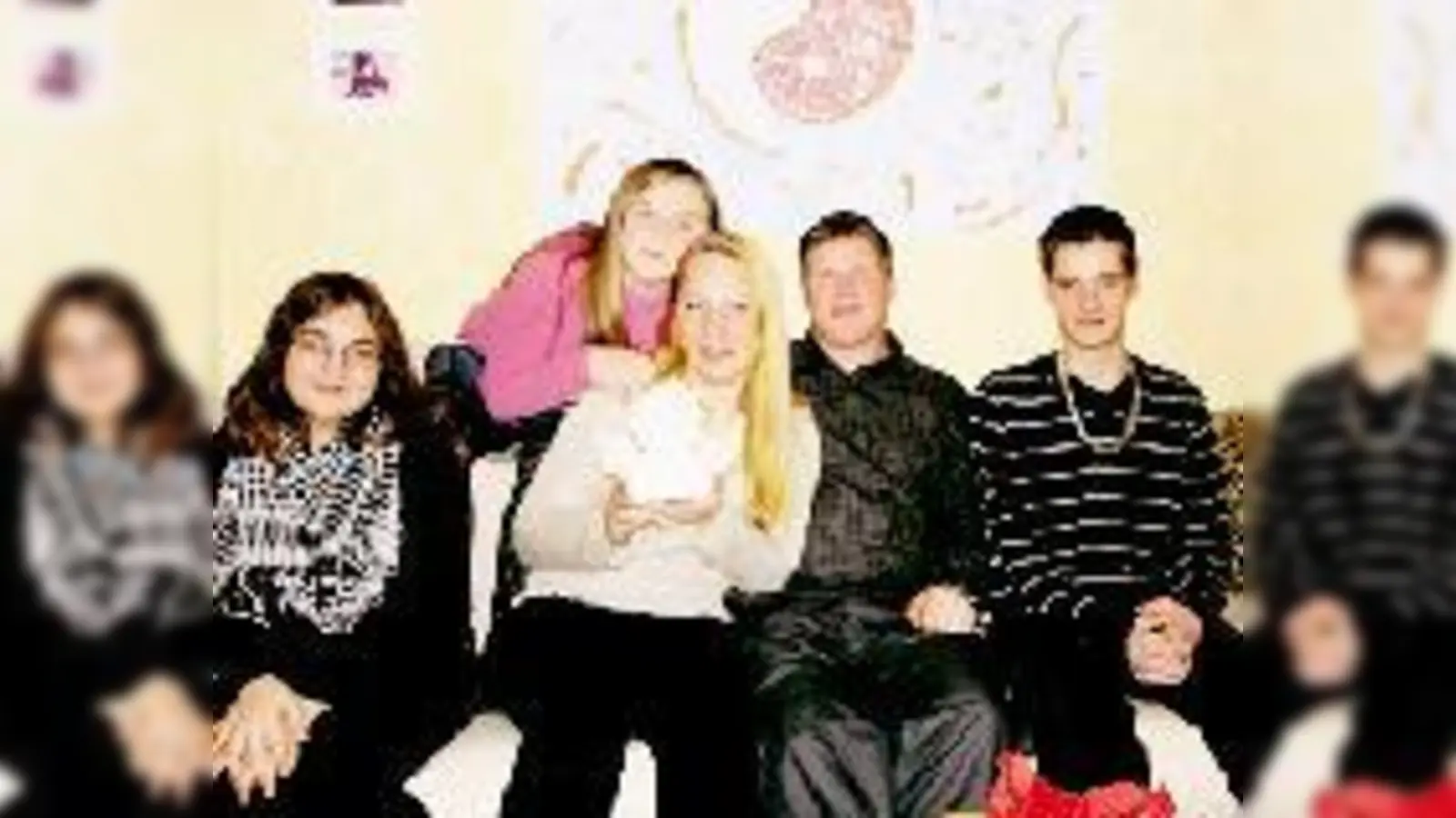 Unser Weihnachtsengel Michaela Raml, hier mit Töchtern Jennifer (li.) und Bianca, rettete zusammen mit ihrem Lebensgefährten Sven Wederhake, Stefan Reisinger (re.) das Leben.   (Foto: Föll)