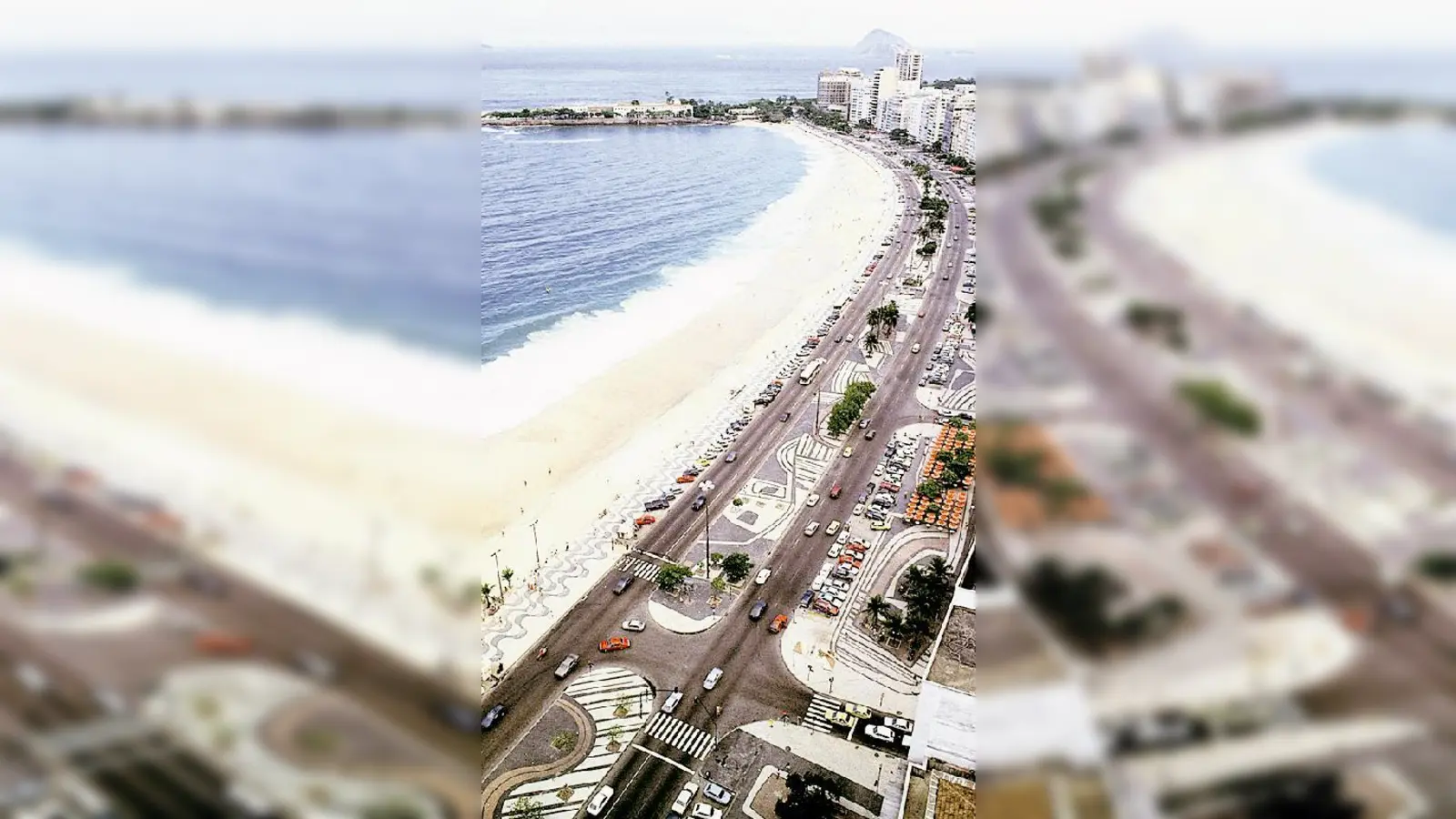 Einer der wohl berühmtesten Strände der Welt: Roberto Burle-Marx gestaltete den Copacabana-Beach Park dazu.  (Foto: byak)