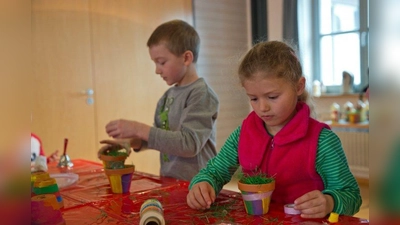 Das Osterbasteln der Kolpingsfamilie Höhenrain wird jedes Jahr von den Kindern gut angenommen. Schon so manches Kunstwerk ist hier entstanden. (Foto: Kolpinsfamilie)