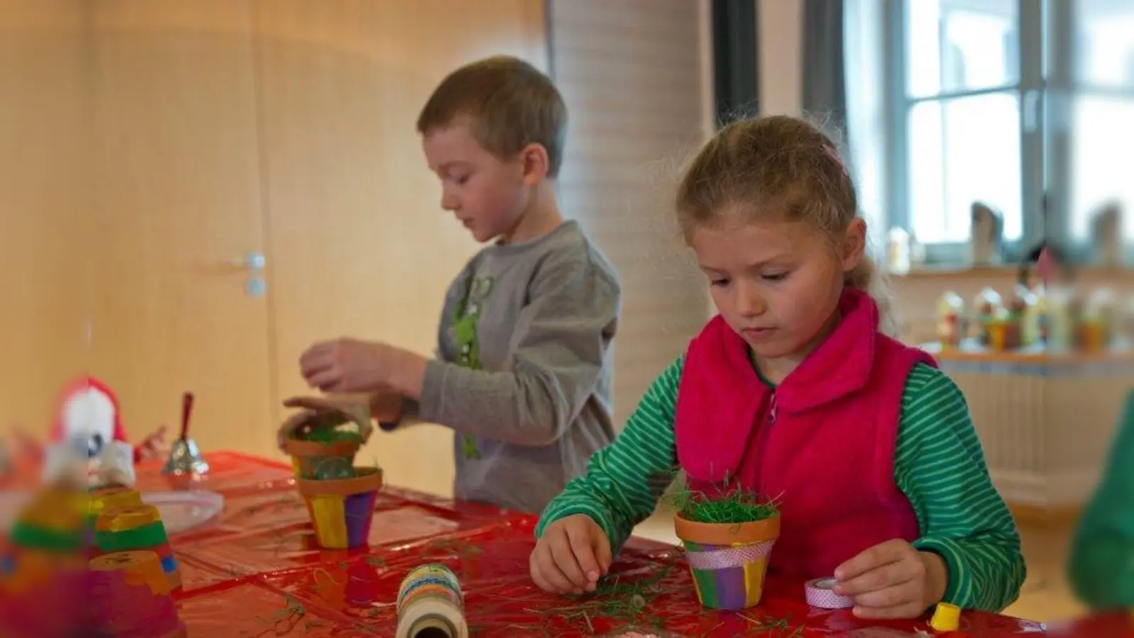 Das Osterbasteln der Kolpingsfamilie Höhenrain wird jedes Jahr von den Kindern gut angenommen. Schon so manches Kunstwerk ist hier entstanden. (Foto: Kolpinsfamilie)