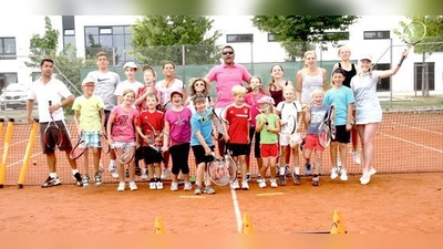 Die Tennis-Schüler hatten mit ihren Trainern viel Spaß.	 (Foto: privat)