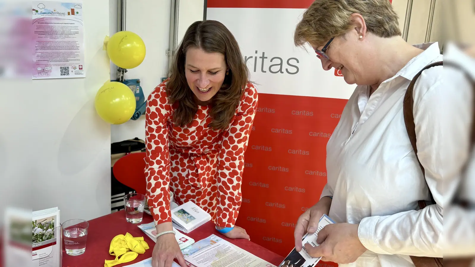 Annette Schenk (l.) bei der Beratung zum Angebot des Familienzentrums „FamilienZeit”. (Foto: Ulrike Seiffert)