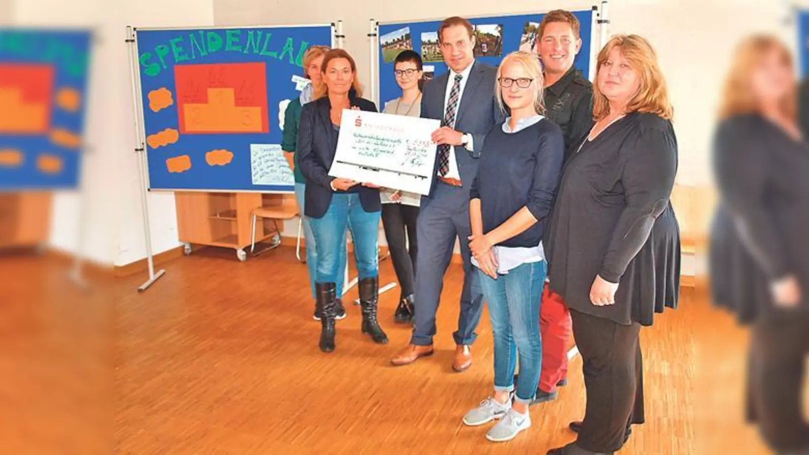 Andrea Riesenberger, Jacqueline Althaller, Leonie Liebsch, Gerald Faißt, Betty Schüler, Ullrich Sander und Monika Kottermeier bei der Scheckübergabe.	 (Foto: VA)