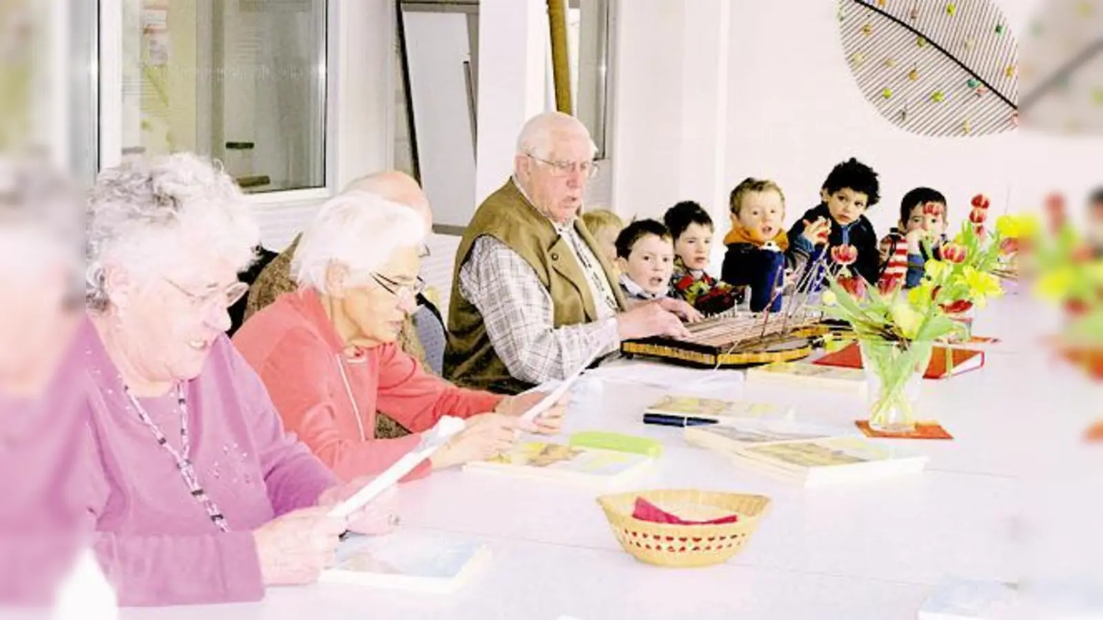 Rundum gelungen war das gemeinsame Singen von Senioren und Kindern.	 (Foto: VA)