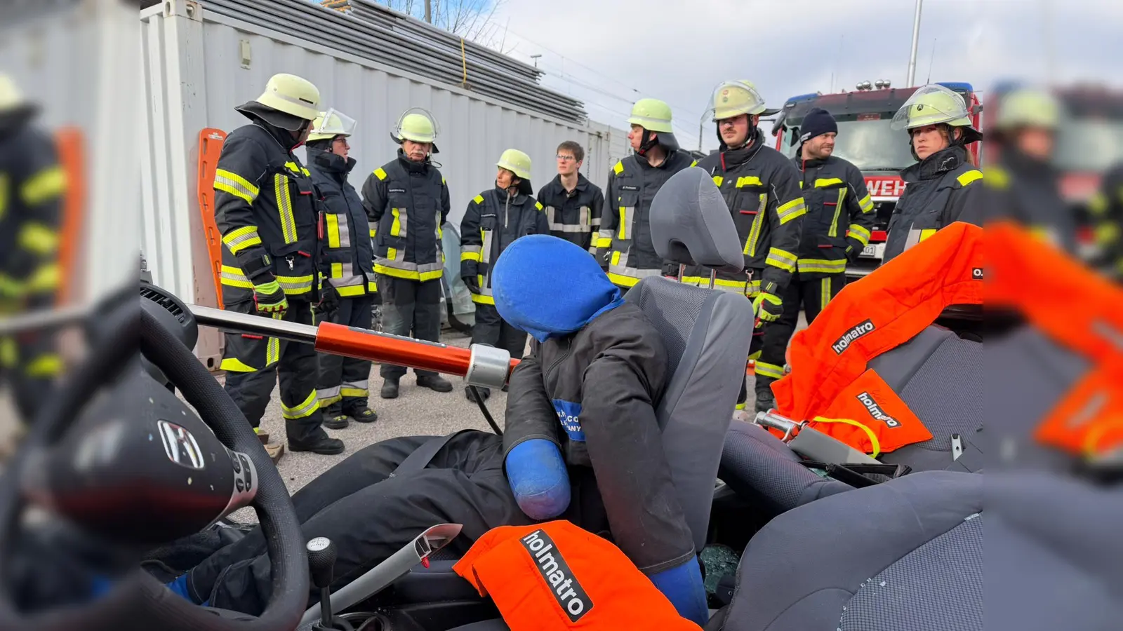 Wie eine Person nach einem Verkehrsunfall aus einem Pkw befreit wird, wurde den fördernden Mitgliedern demonstriert. (Foto: FFW Dachau)