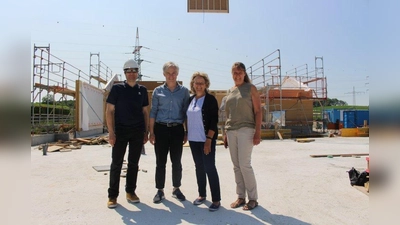 Freuen sich über den raschen Baufortschritt: Bauleiter Rainer Hoffmann (von links), Architekt Walter Waldrauch, Bürgermeisterin Eva John und Christina Frei vom Bauamt der Stadt Starnberg. (Foto: Stadt Starnberg)
