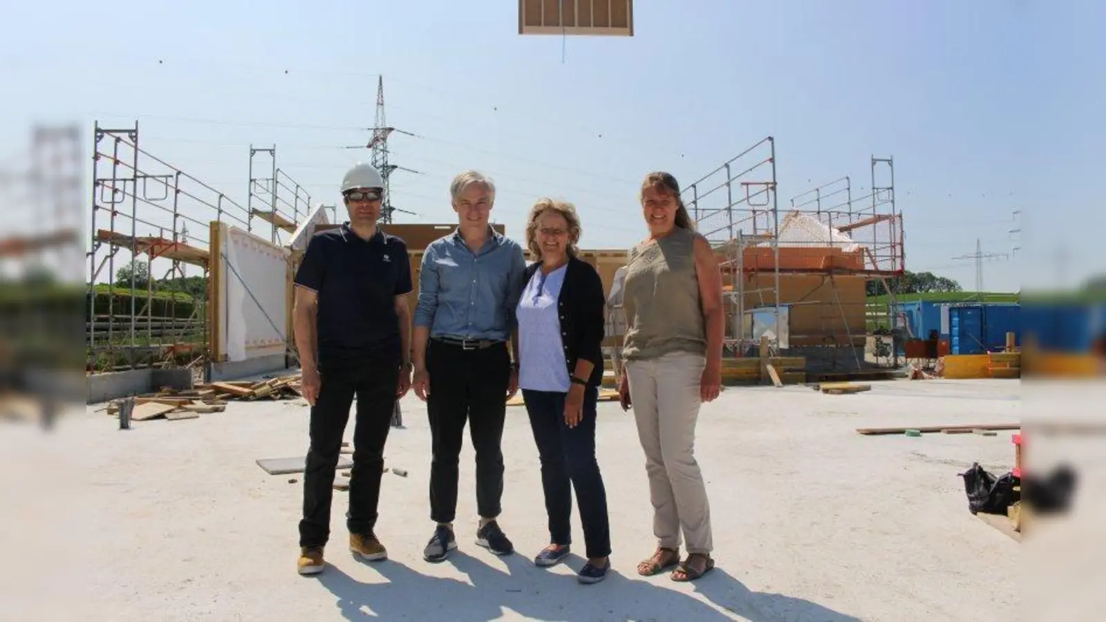 Freuen sich über den raschen Baufortschritt: Bauleiter Rainer Hoffmann (von links), Architekt Walter Waldrauch, Bürgermeisterin Eva John und Christina Frei vom Bauamt der Stadt Starnberg. (Foto: Stadt Starnberg)