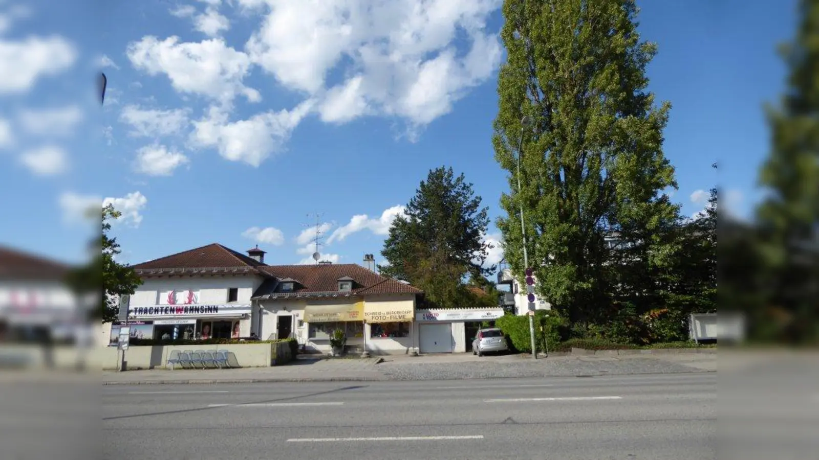 Die Anwohner fordern: „Bäume erhalten!“ Für die Bebauung des Grundstücks Verdistraß 60 sollen die Bäume und Hecken gerodet werden. (Foto: Joachim Groß)