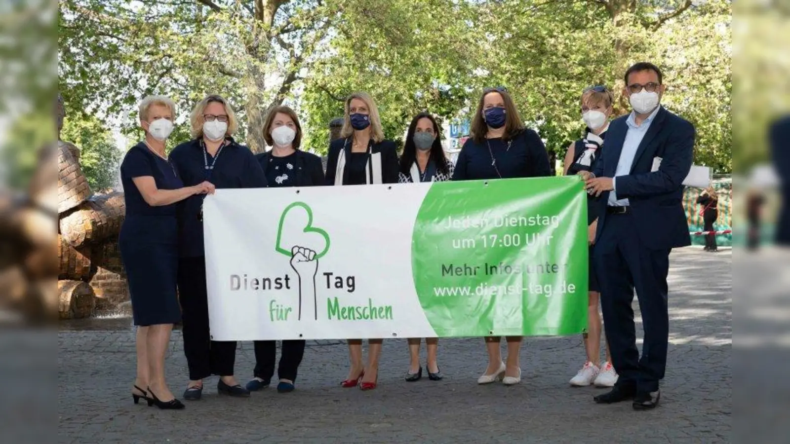 Gemeinsamer „Dienst-Tag” auf dem Rotkreuzplatz (von links): Generaloberin Edith Dürr, Alexandra Zottmann (Geschäftsführerin), Heidi Sogawe (Geschäftsbereichsleitung für Pflege), Caroline Vogt (Krankenhausdirektorin), Carina Ellerhoff (Pflegebereichsleiterin), Tanja Vogt (Krankenhausdirektorin), Annekathrin Hempel (Pflegebereichsleiterin) sowie Staatsminister Klaus Holetschek. (Foto: Schwesternschaft München vom BRK e.V./Sylvia Willax)