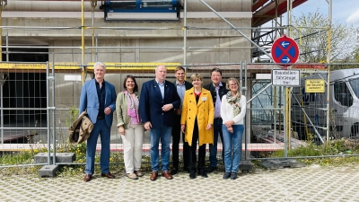 Feierten gemeinsam das Richtfest (v.l.): Dr. Peter Springmann (stv. Aufsichtsratsvorsitzender), Claudia Köhler MdL, Christoph Göbel Landrat, MdL Maximilian Bölt, Vorständin Andrea Siemen, Brgm. Thomas Loderer (Ottobrun) und die 3. Brg. Martina Hechel (Putzbrunn). (Foto: hw)