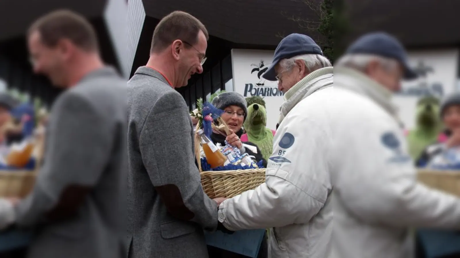(V.l.) Oberbürgermeister Andreas Haas und Umweltreferentin Sibylle Nottebohm bedankten sich bei Ernst Off für sein langjähriges Engagement als Vorsitzender des Arbeitskreises Landwirtschaft, Natur, Wasser. (Foto: Eva Schraft)