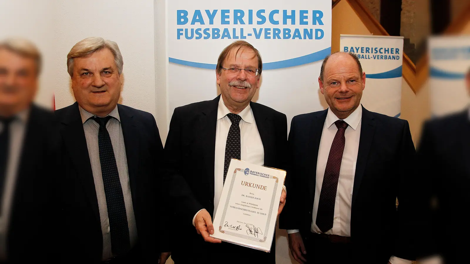 Die Verbands-Verdienstnadel in Gold durfte BFV-Präsident Rainer Koch (Mitte) aus den Händen von Schatzmeister Jürgen Faltenbacher (rechts) und Vizepräsident Reinhold Baier entgegennehmen. (Foto: BFV)