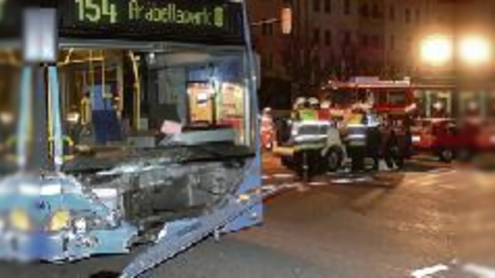 Von der Front des Linienbusses war nach dem Unfall nicht mehr viel übrig. 	 (Foto: FW)