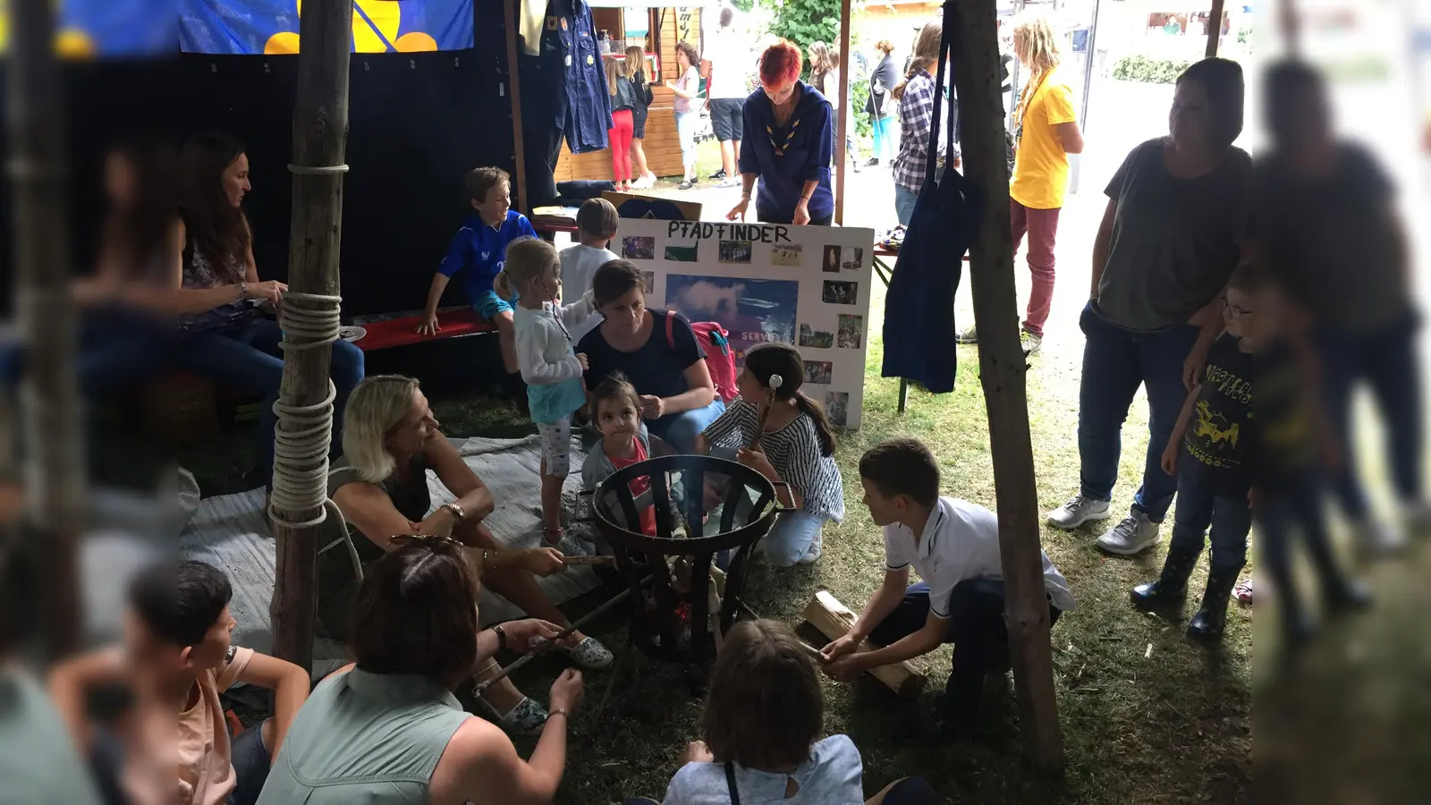 Wer einmal die rauchige Zeltlagerluft schnuppern und einen Hauch der wilden Pfadfinder-Romantik erleben will, bekommt am Wochenende eine gute Gelegenheit. (Foto: VA)