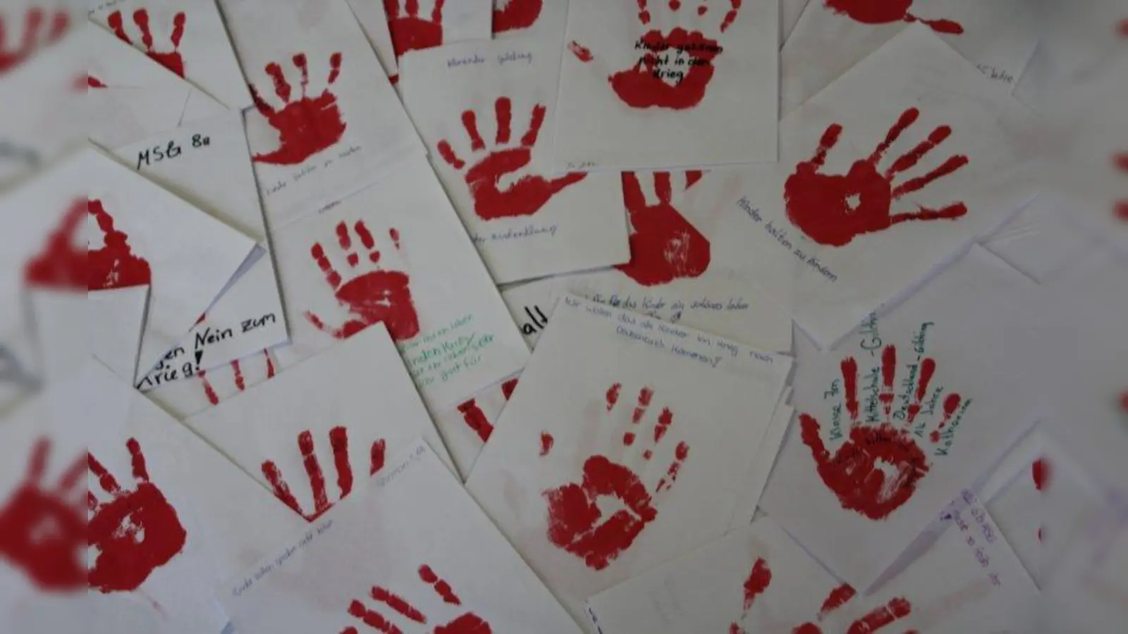 Jeder Schüler hinterlässt beim Projekt zum Red Hand Day einen persönlichen Abdruck mit seinen Wünschen für ein friedvolles Zusammenleben und eine unbeschwerte Kindheit. (Foto: Huss-Weber)