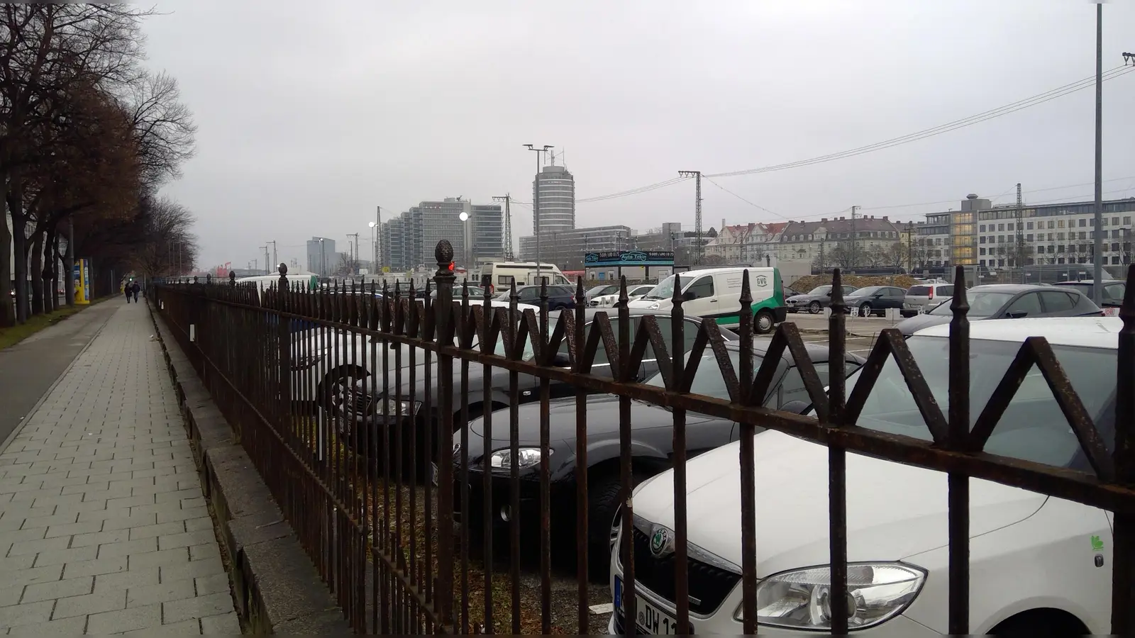 Der geschichtsträchtige „Weiße-Rose-Zaun” an der Orleansstraße: CSU und Freie Wähler fordern, hier auch die kürzlich verstorbene Traute Lafrenz zu würdigen. (Foto: bas)