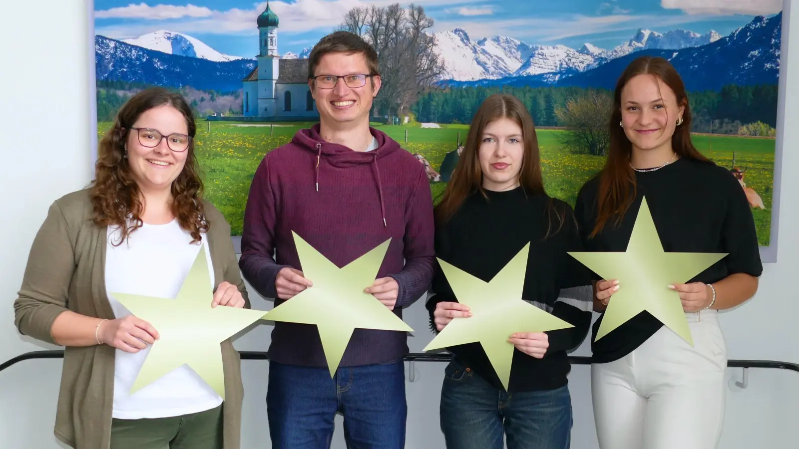 Vier Sterne für die Ausbildung und das Duale Studium im Landratsamt Weilheim-Schongau (von links): Verena Steidl (Ausbilderin) mit den stellvertretenden Azubis Anton Sternkopf, Helena Amberg, Tamara Soeffker. (Foto: Landratsamt)