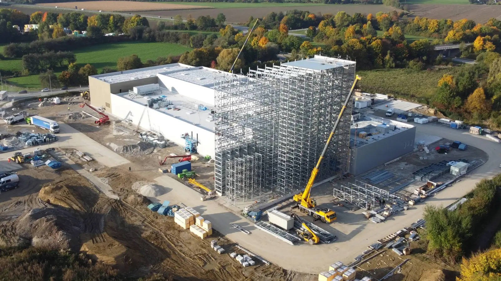 Bis zu 200 Arbeitsplätze werden im neuen Backzentrum entstehen, im 30 Meter hohen Hochregallager gibt es fast 3.300 Palettenstellplätze. (Foto: bro)