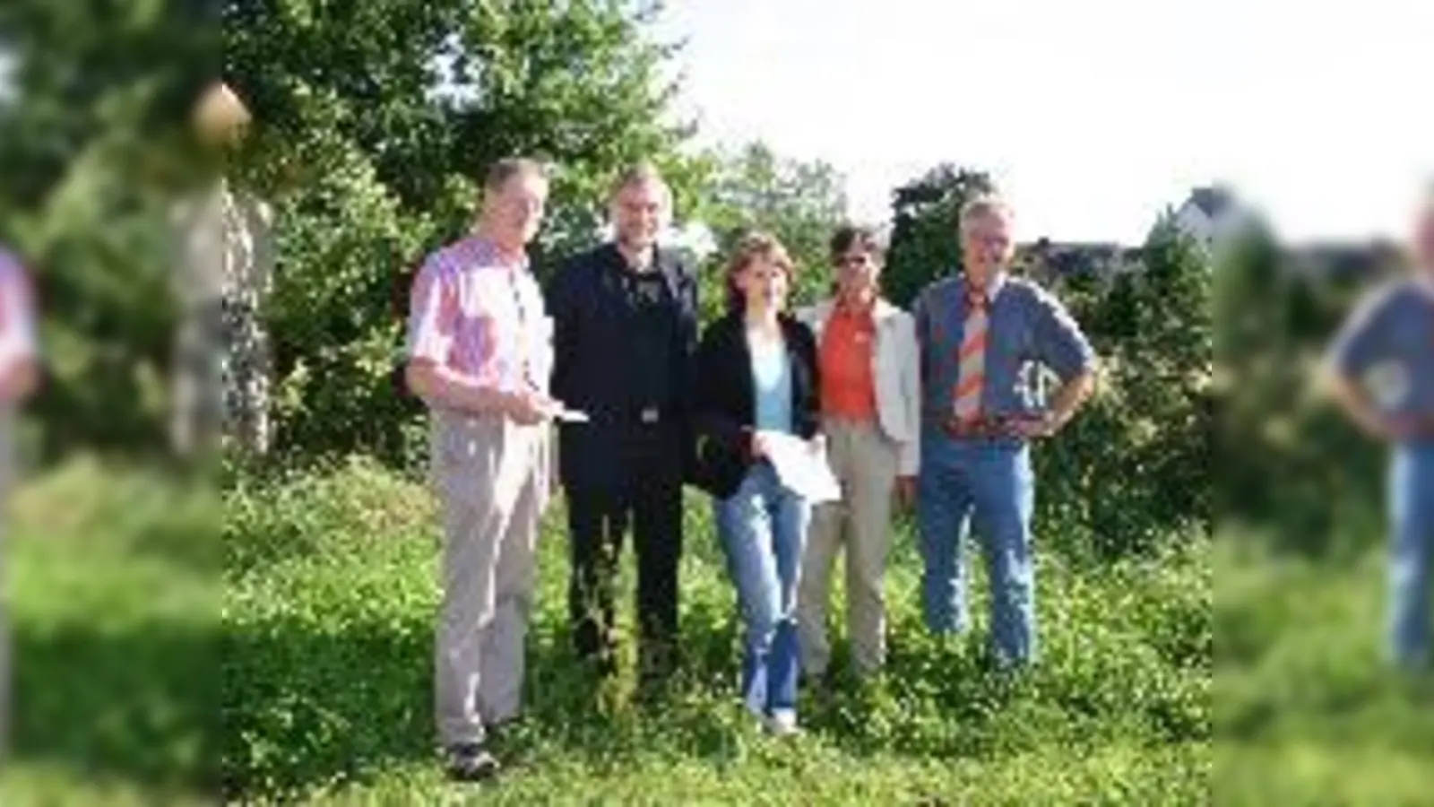 Die Vorsitzenden vom Verein »NordOstKultur«, der Vertreter vom Baureferat und Künstlerin Peggy Meinfelder (Mitte) am Platz »Zur Deutschen Einheit«.   (Foto: ms)