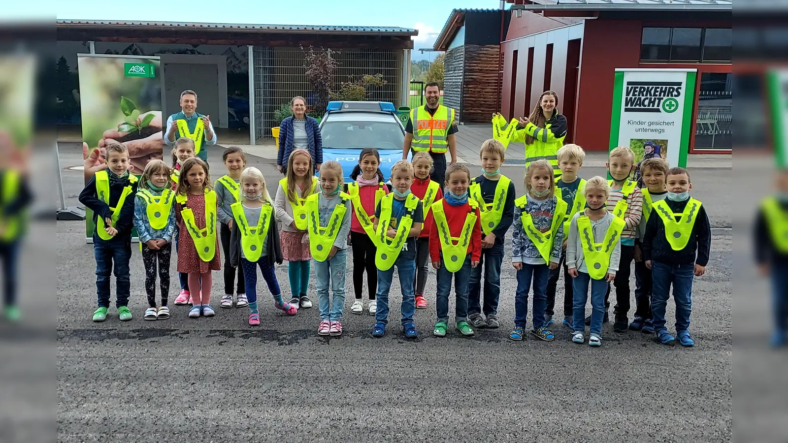 Bernhard Frey, Christiane Goldschmitt-Behmer, Bernhard Schweida und Leoni Jörg (hinten, v. li.) mit den stolzen Erstklässlern. (Foto: KVW )