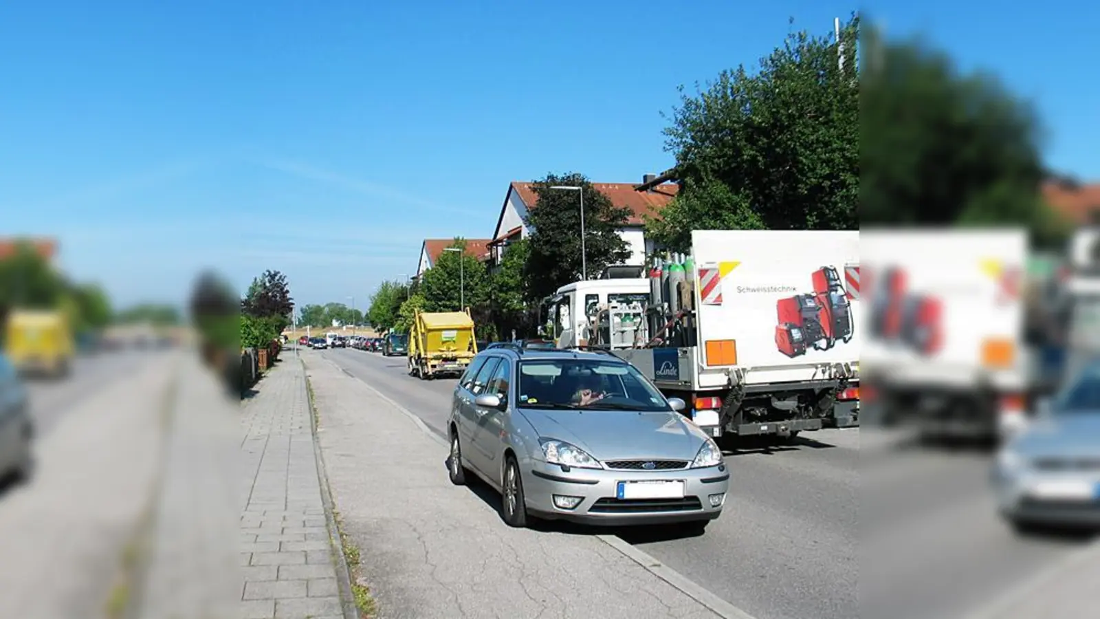 Der gesamte Lieferverkehr für das Gewerbegebiet Perlach läuft über die Weidener Straße.  (Foto: aha)