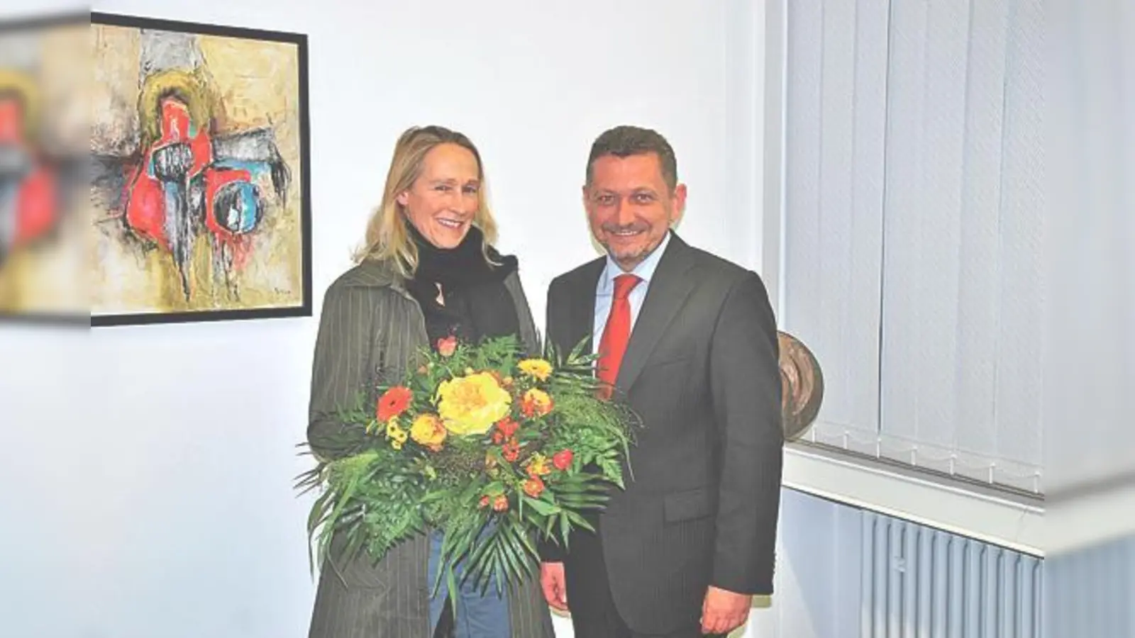 Bürgermeister Klaus Korneder gratuliert Annette Baur zu ihrem Dienstjubiläum.	 (Foto: privat)