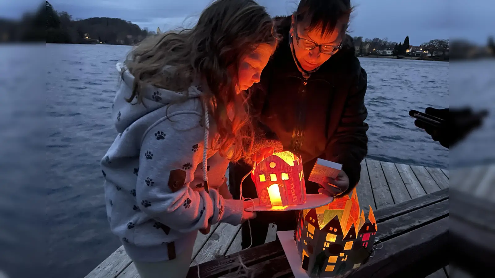 Laternen statt Silvesterkracher. Dem Aufruf der Kulturgruppe folgten einige Weßlinger. (Foto: pst)