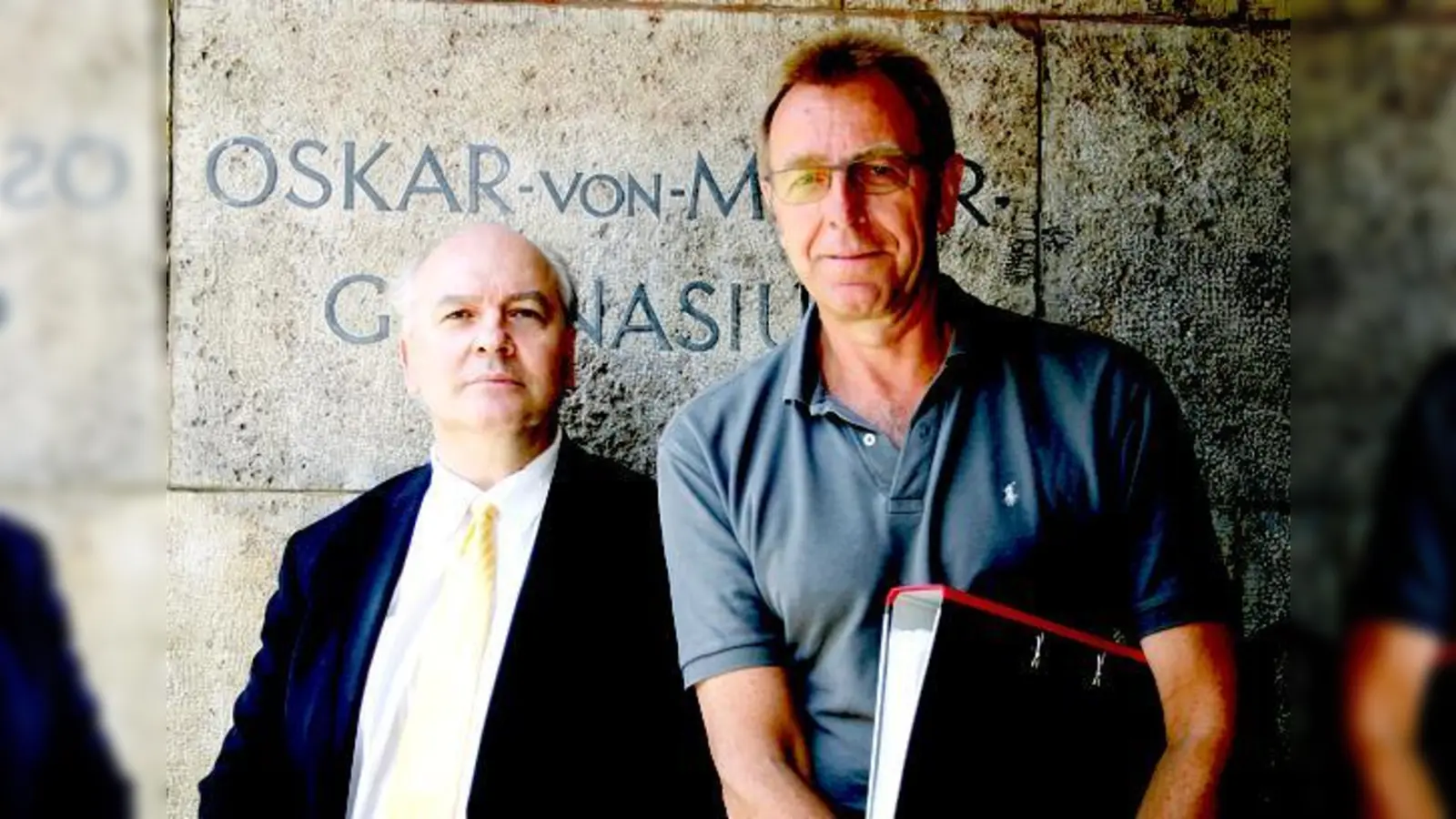 Peter Schwartze (l.) und Bernd Grüter hoffen, dass sich die Raum-Situation am Oskar-von-Miller-Gymnasium mit einem Dachausbau entspannt.   	 (Foto: scy)