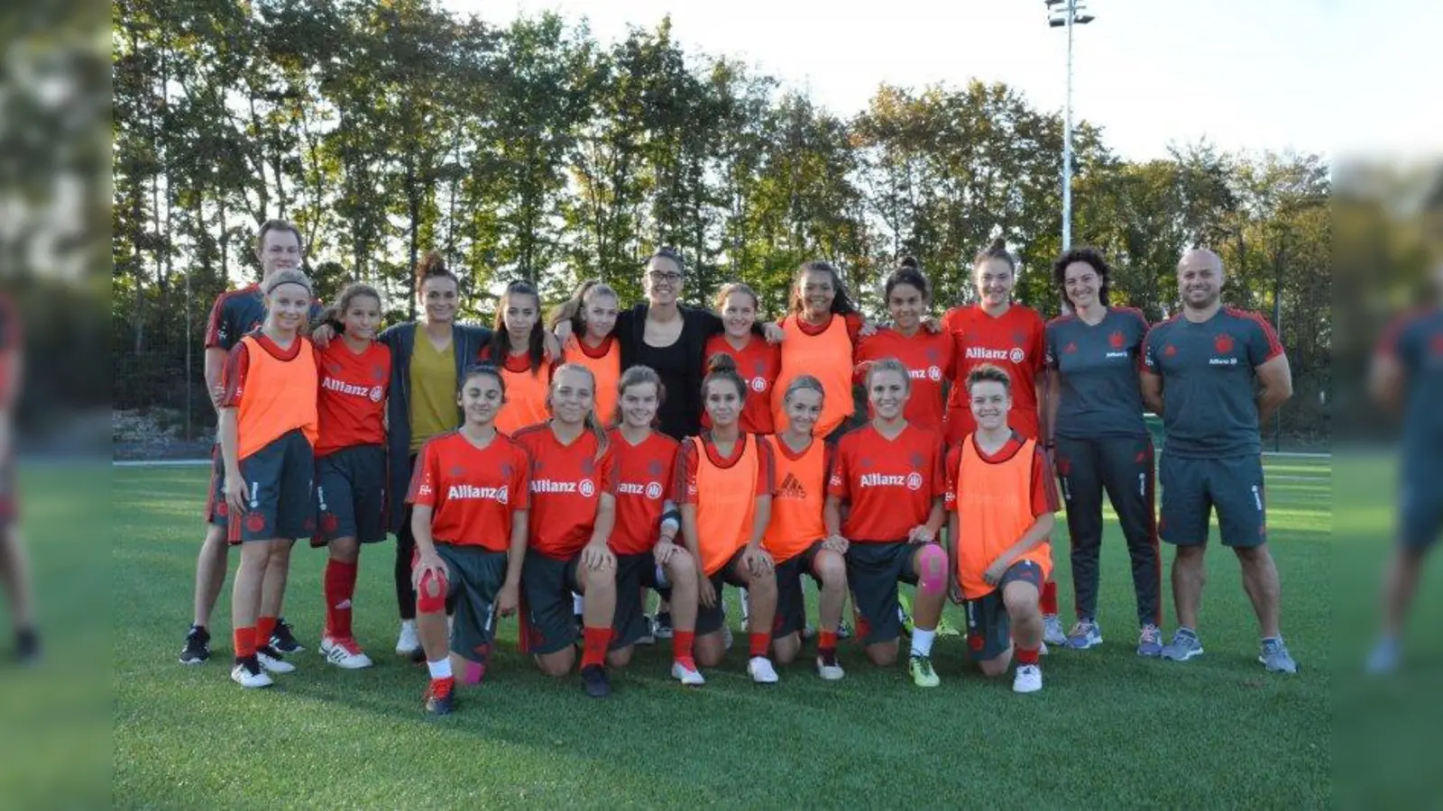 Die FC Bayern B-Juniorinnen mit Trainern und Patinnen. (Foto: FC Bayern)