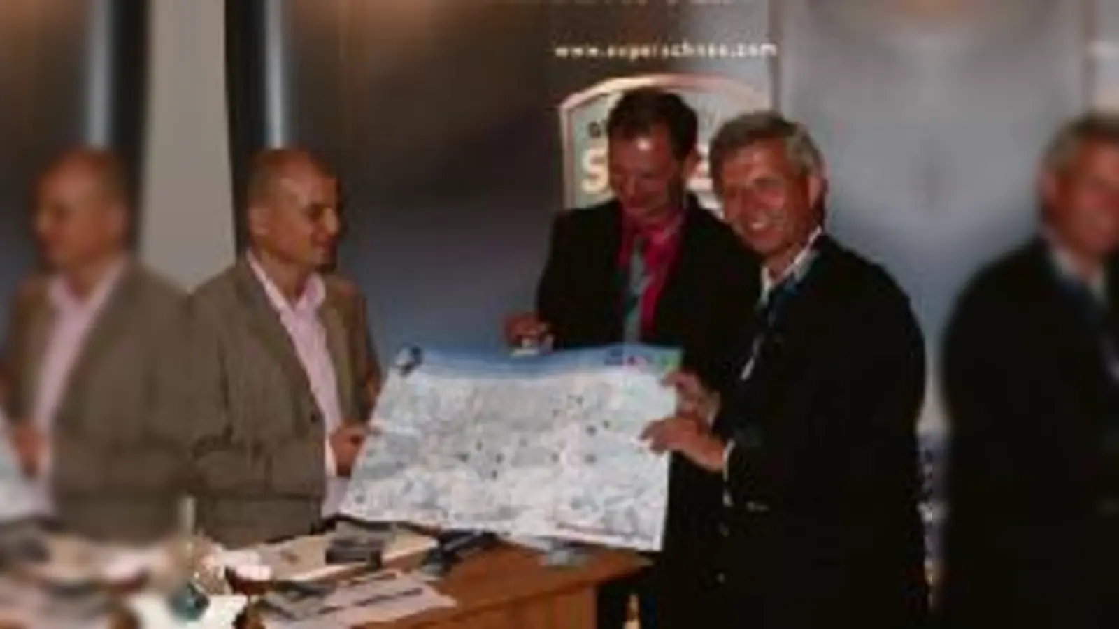 Stolz präsentieren die Macher ihr Werk  Manuel de la Rosa von der Allgäu Tirol Bergwelt GmbH, Eric Enders von den Bad Hindelanger Bergbahnen und Bernhard Joachim, Geschäftsführer der Allgäu Marketing GmbH. (Foto: VA)