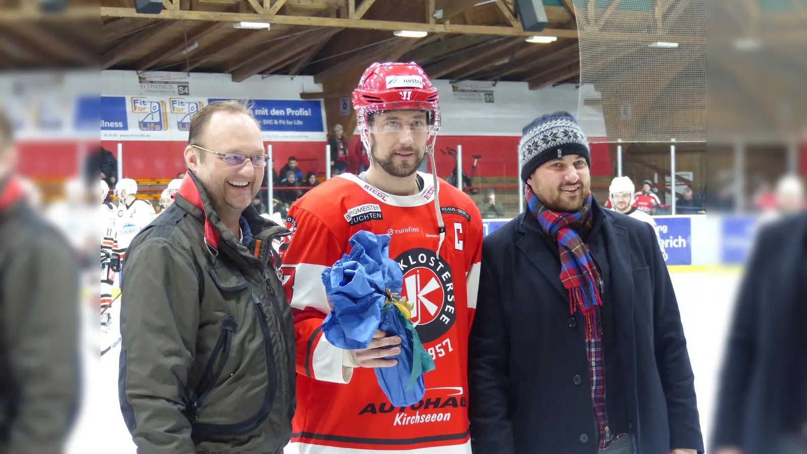 Den neue EHC-Rekordspieler Bernd Rische (Mitte) mit den Gratulanten Sascha Kaefer (Präsident EHC Klostersee) und seinem Vorgänger Raymund Nickel (rechts). (Foto: smg/CU)
