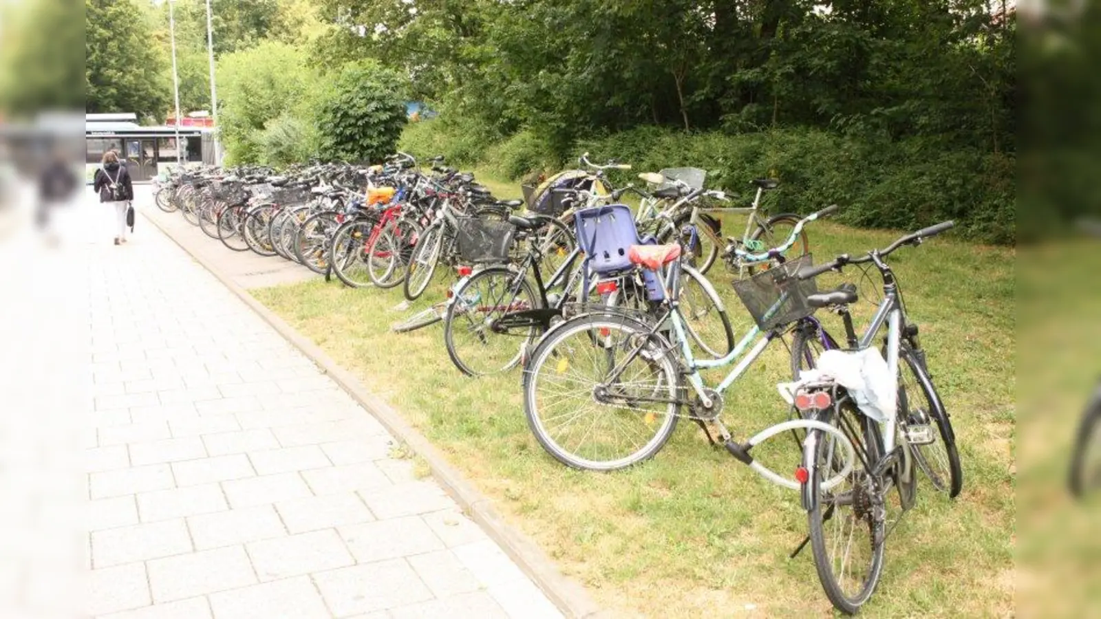 Voll: An der Marbachstraße reichen die Radlabstellmöglichkeiten nicht. (Foto: job)