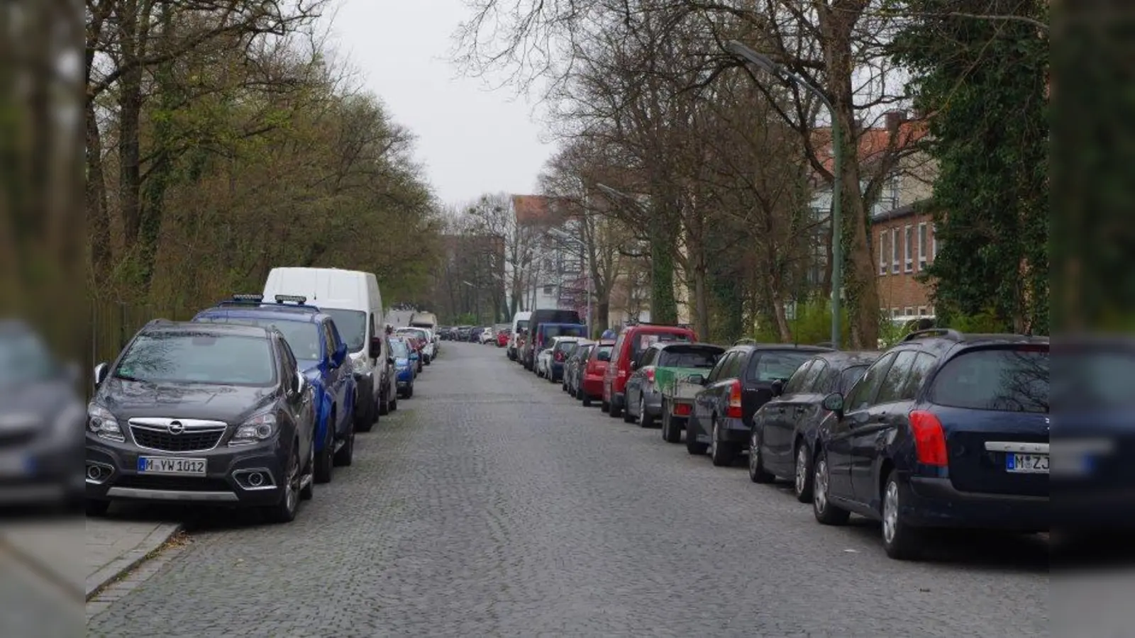 Die Laimer Bürgerversammlung verabschiedete mehrheitlich den Antrag, dass die Valpichlerstraße, zwischen Friedenheimer- und Fürstenrieder Straße, zur Parkverbotszone erklärt werden soll oder dass zumindest das Parken auf dem Gehweg untersagt werde. (Foto: kö)