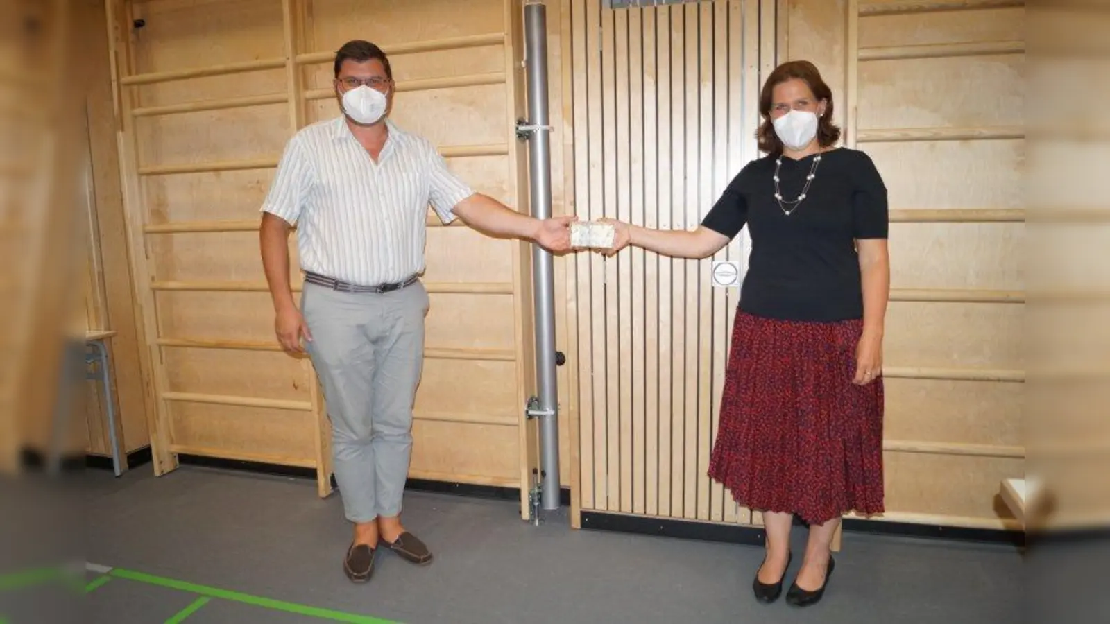 Sebastian Kriesel, Vorsitzender des BA 22 überreichte der 3. Bürgermeisterin Verena Dietl Pralinen. (Foto: pst)