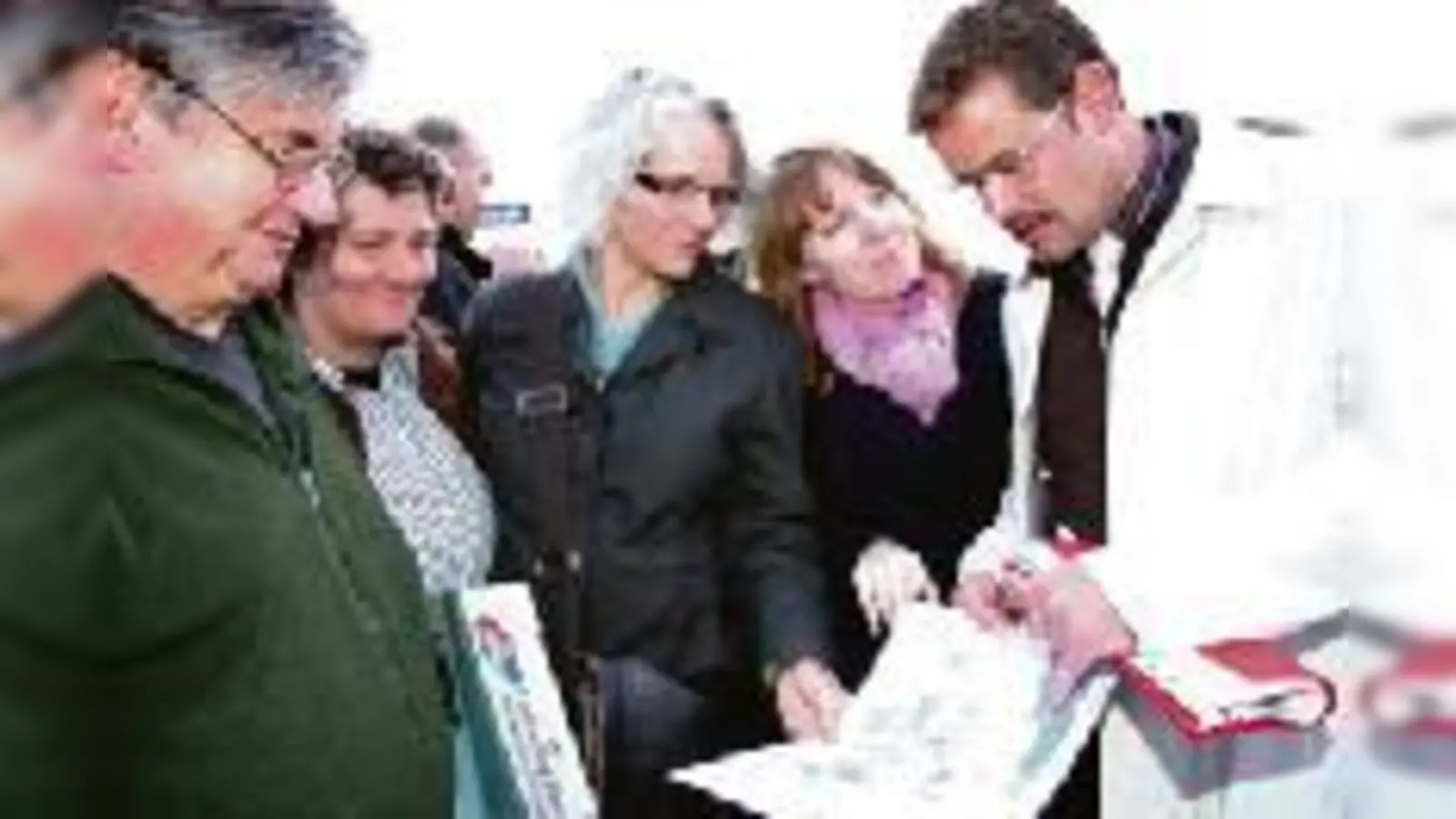 Bei einer Informationsveranstaltung des SPD-Ortsverbandes wurde bereits heftig unter Parteikollegen  (diskutiert.Fotos: Gemeinde/ko)