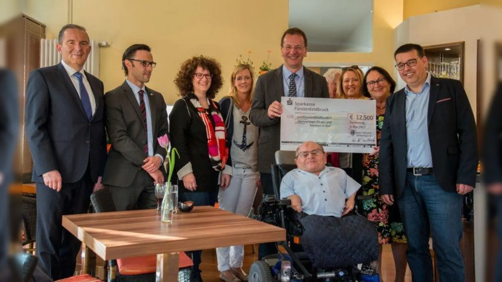 Unbürokratische Hilfe: Die Scheckübergabe mit Oberbürgermeister Andreas Haas (5. von links), Lions-Club-Präsidentin Ilona Eckhardt (2. von rechts), Sozialreferent Herbert Sedlmeier (vorne im Rollstuhl)  mit Vertretern der Sponsoren. (Foto: pi)