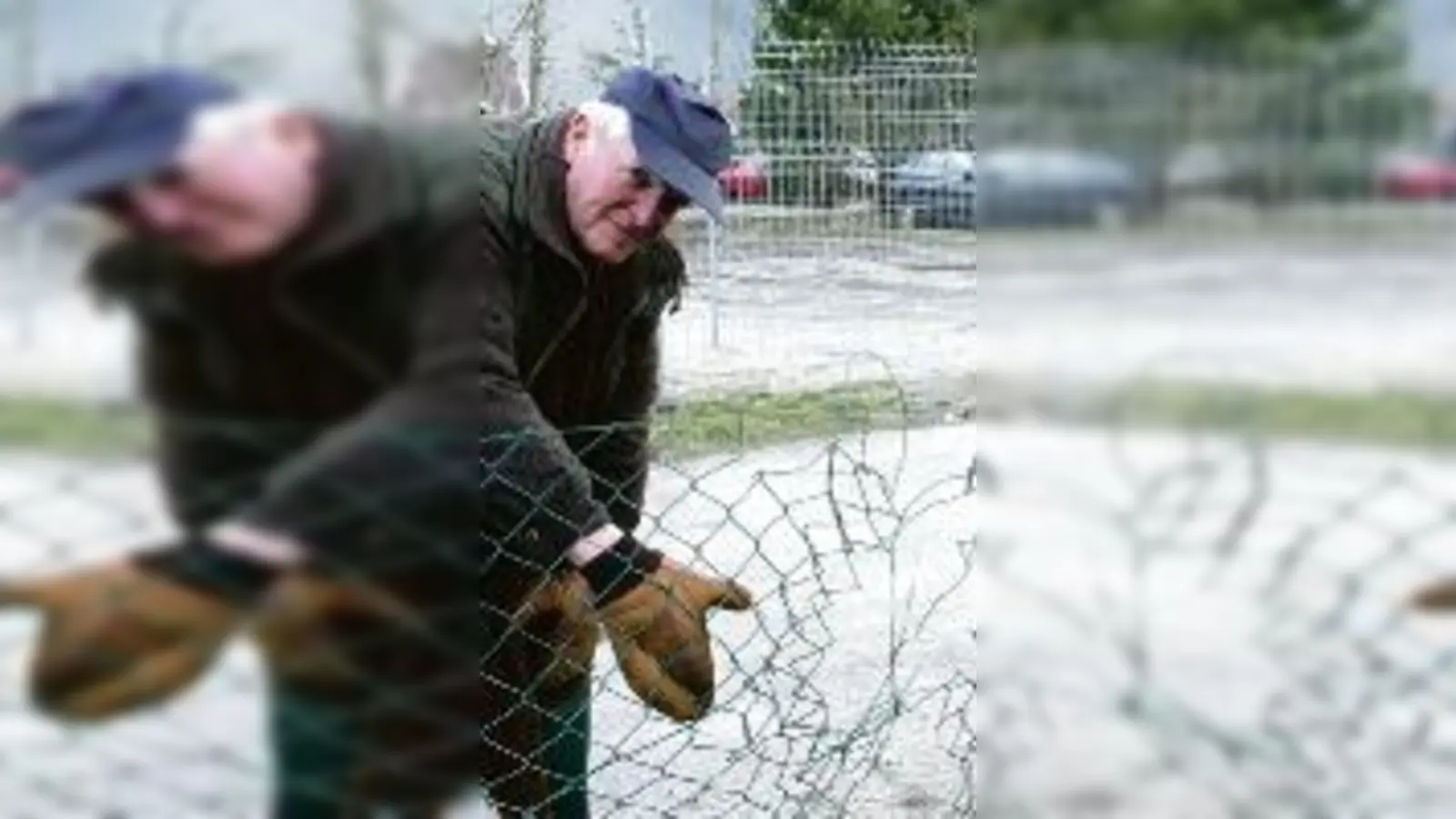 Ständig ein kaputter Zaun durch die Sattelschlepper für Franz Zehner, dahinter jede Menge Unrat  doch die Zustände an der Münchner Straße werden sich nun bald ändern.  (Foto: ko)