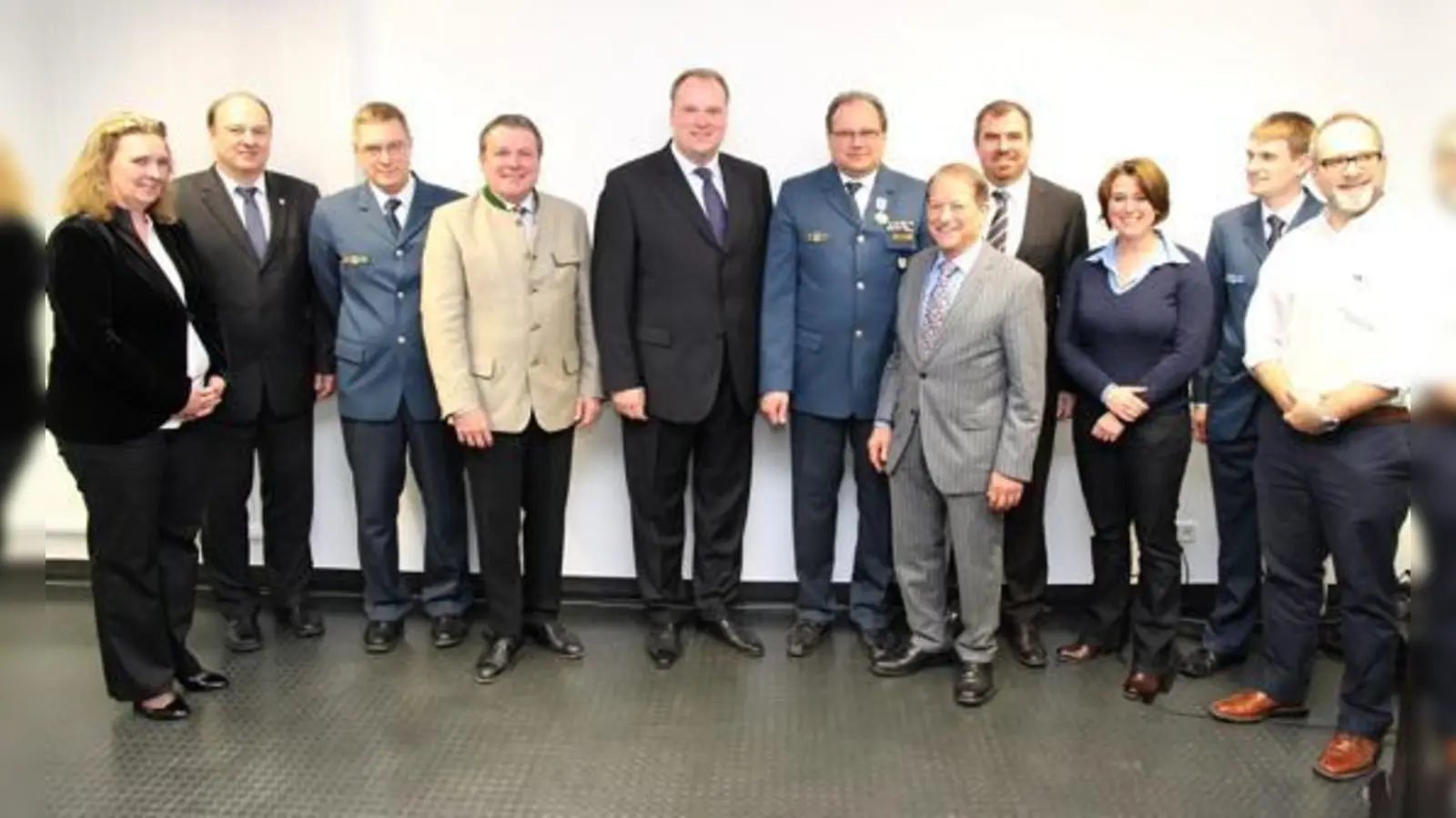 Von links nach rechts: Kerstin Schreyer-Stäblein, Hubertus Andrä, Dr. Fritz-Helge Voß, Ernst Weidenbusch, Christoph Göbel, Andreas Frank, Prof. Dr. Peter Paul Gantzer, Florian Hahn, Katharina Dworzak, Markus Ringer, Jan-Henrik Strecker.  (F: THW)