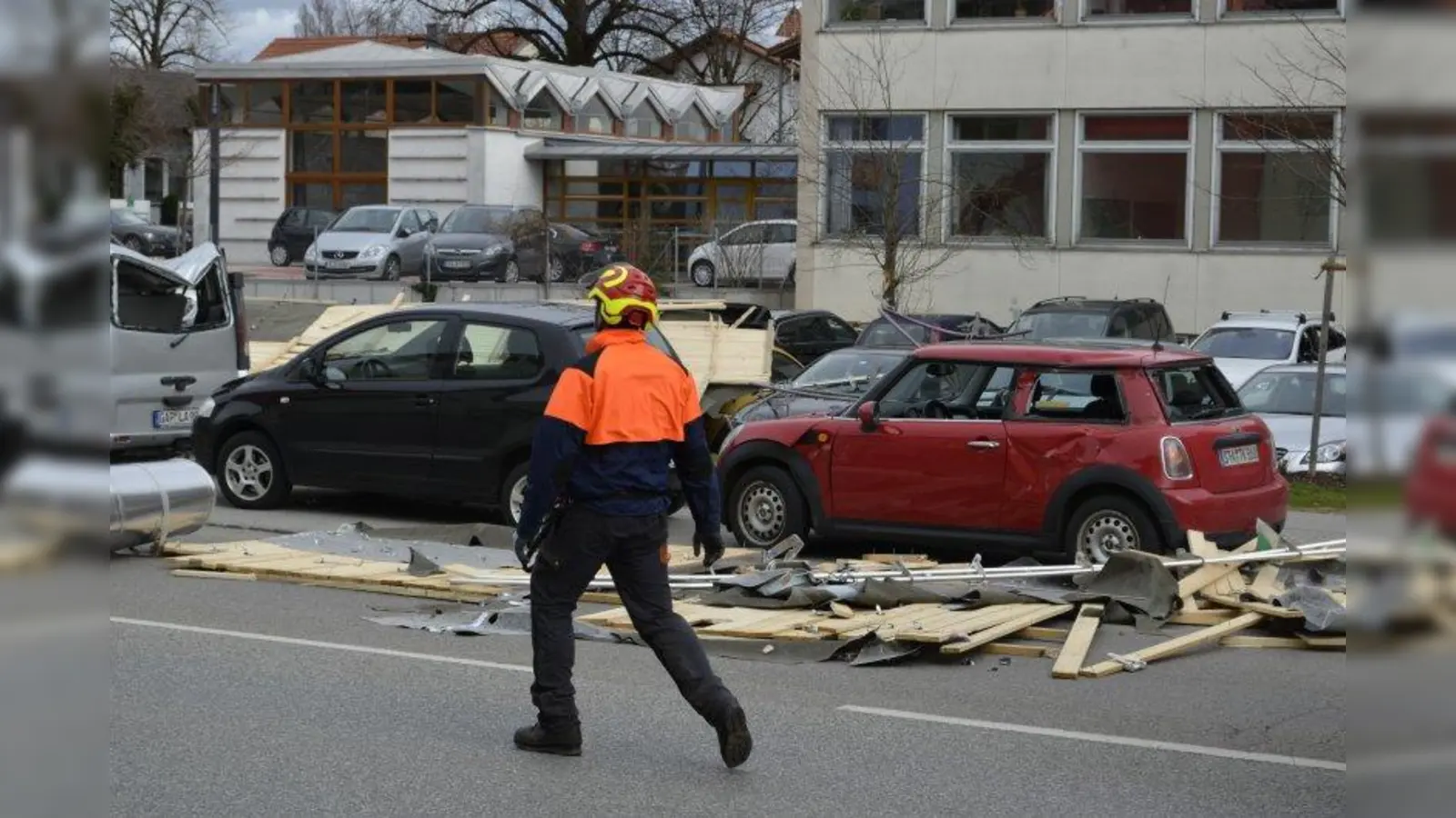 Asbesthaltige Fassadenverkleidungen und Blumenkästen, die durch den Sturm am Pfingstmontag zerstört wurden, müssen fachgerecht entsorgt werden. (Foto: mka)