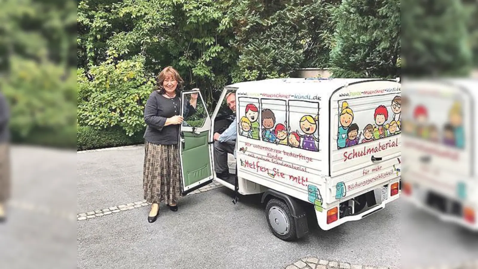 Seit einiger Zeit sieht man den Bunte-Münchner-Kindl-Flitzer durch die Stadt fahren. So macht das kleine Kultgefährt ganz nebenbei auf die Stiftung von Vorständin Petra Reiter (li.) aufmerksam. 	 (Foto: VA)