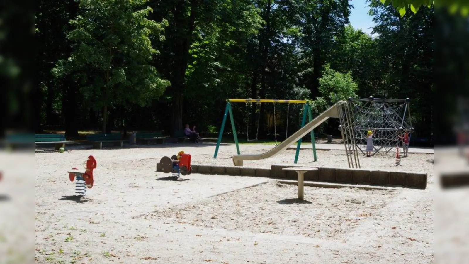 Sobald es abendlich dämmert wird es am Spielplatz am Agricolaplatz zappenduster. In zusätzliche Beleuchtung wird das Baureferat jedoch nicht investieren. (Foto: kö)