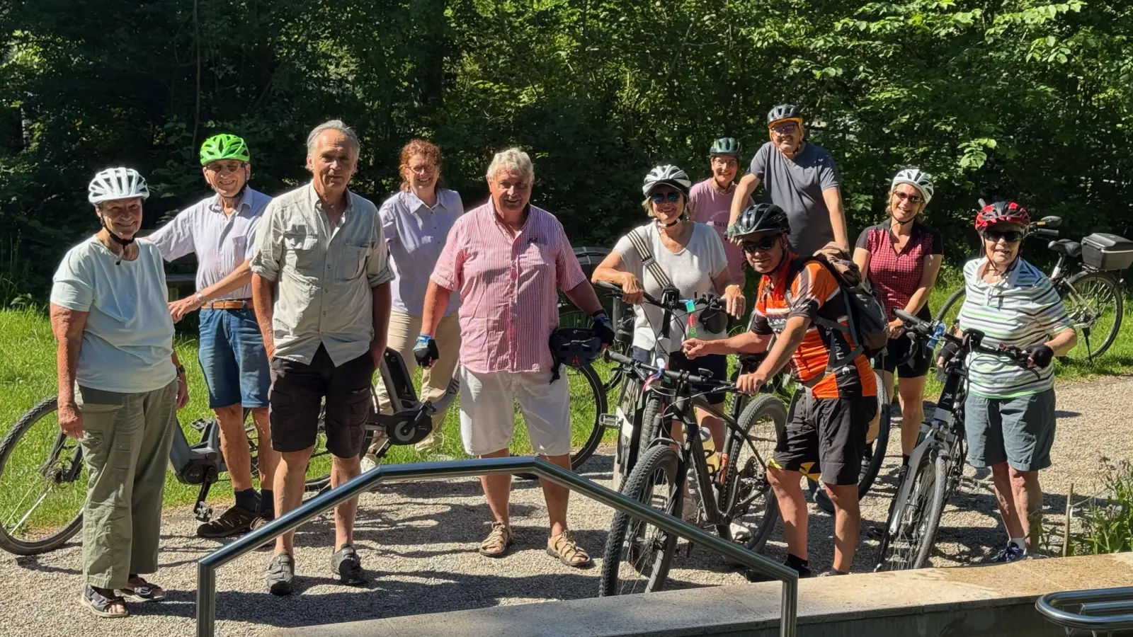 Stadtradlerinnen und -radler bei der Auftakttour vor der Kneippanlage. (Foto: Dr. Thosch)