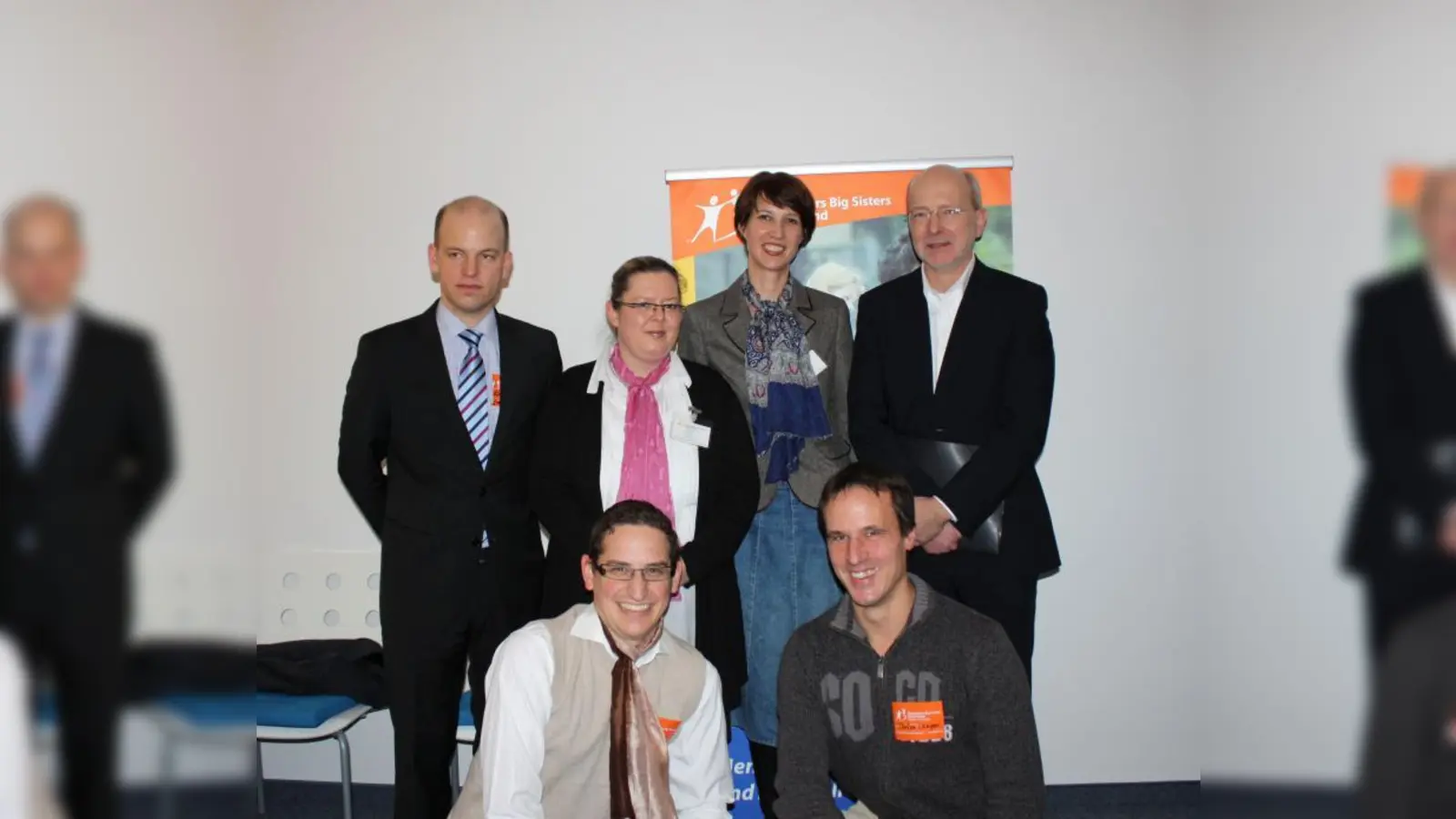 Verena Mohr (2. v.r.) mit Rainer Schweppe, Leiter des Referats für Bildung und Sport, Mentoringberaterin Johanna Küster, Martin Behrendt von BMW (v.r.n.l.) und den Mentoren Stefan Langer und Manuel Tessun (1. Reihe, v. r.n.l.). (Foto: hli)