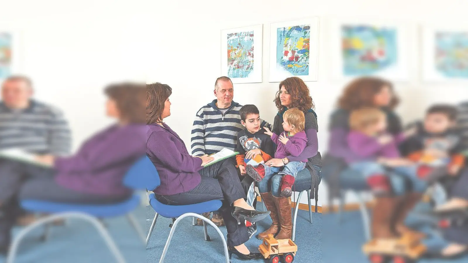 Eltern lieben ihre Kinder, dennoch ist der Familienalltag nicht immer ganz einfach.	 (Foto: VA)