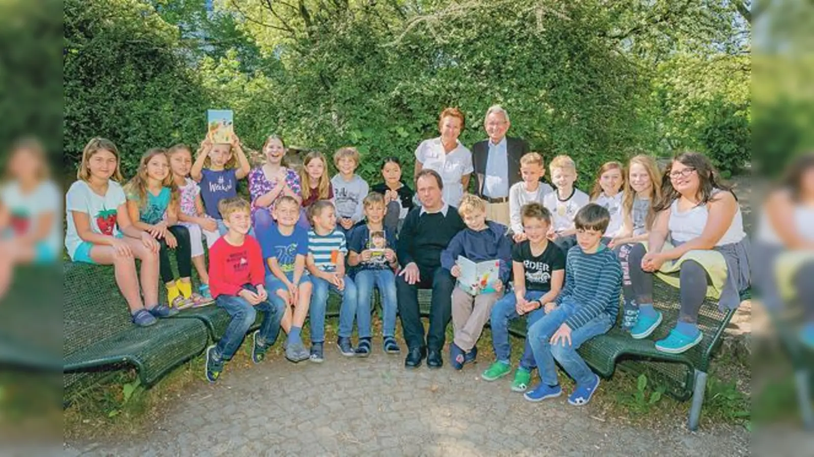 Klasse 3b gemeinsam mit Schulleiterin Juliane Dworzak (stehend li.) und Jürgen Partenheimer, Vorstandsvorsitzender der Bürgerstiftung Haar (stehend rechts) sowie Helmut Dirschedl, Vorsitzender des Fördervereins (sitzend).  (Foto: privat)