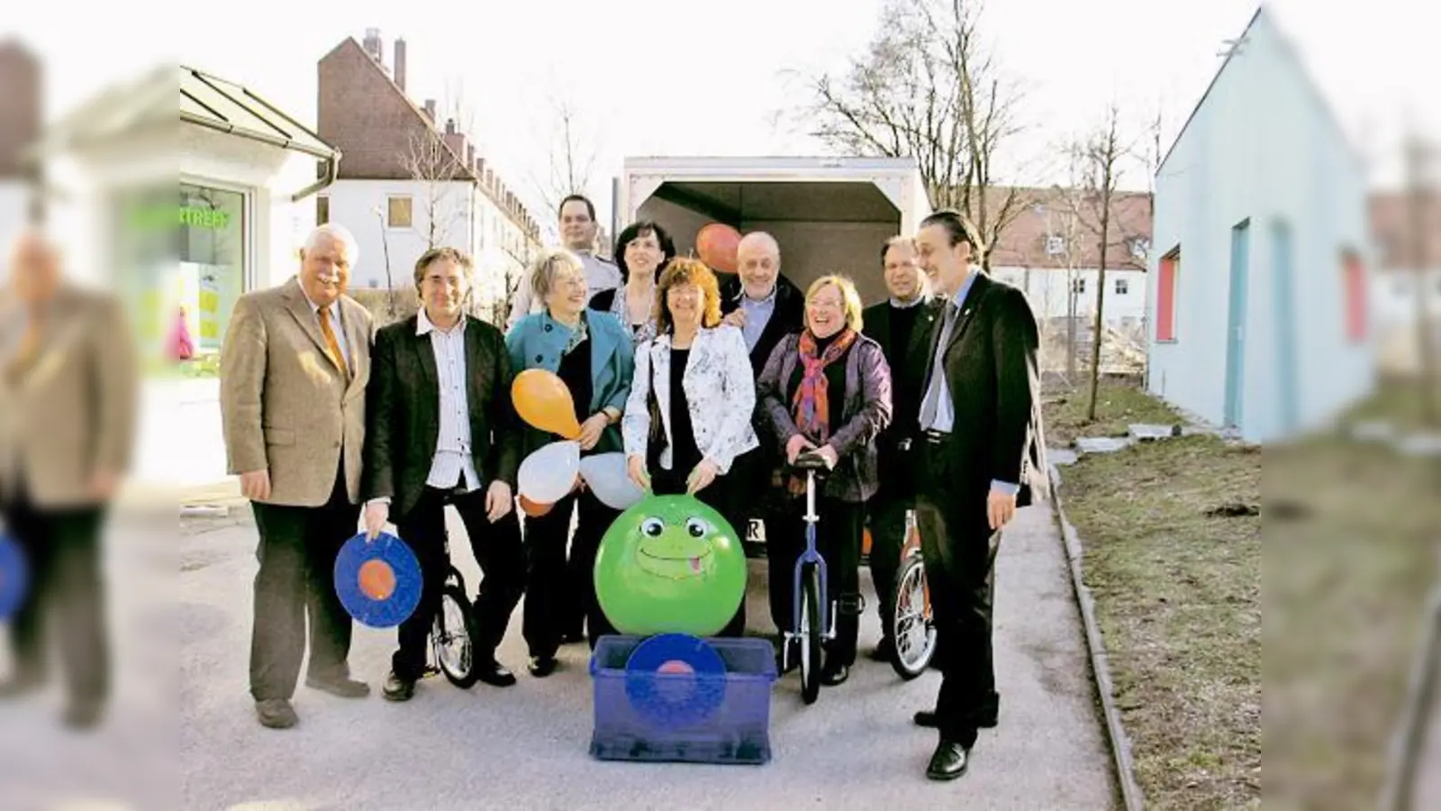 Über das neue Spielmobil freuen sich die MAGs-Mitarbeiter Ursula Latka-Kiel (3.v.l.) Alexander Kraus (ganz hinten), Christa Maier-Matschke (2.v.l. hinten) und Walburga Hopf (3.v.r.) sowie die zahlreichen Unterstützer und Förderer.	 (Foto: aha)