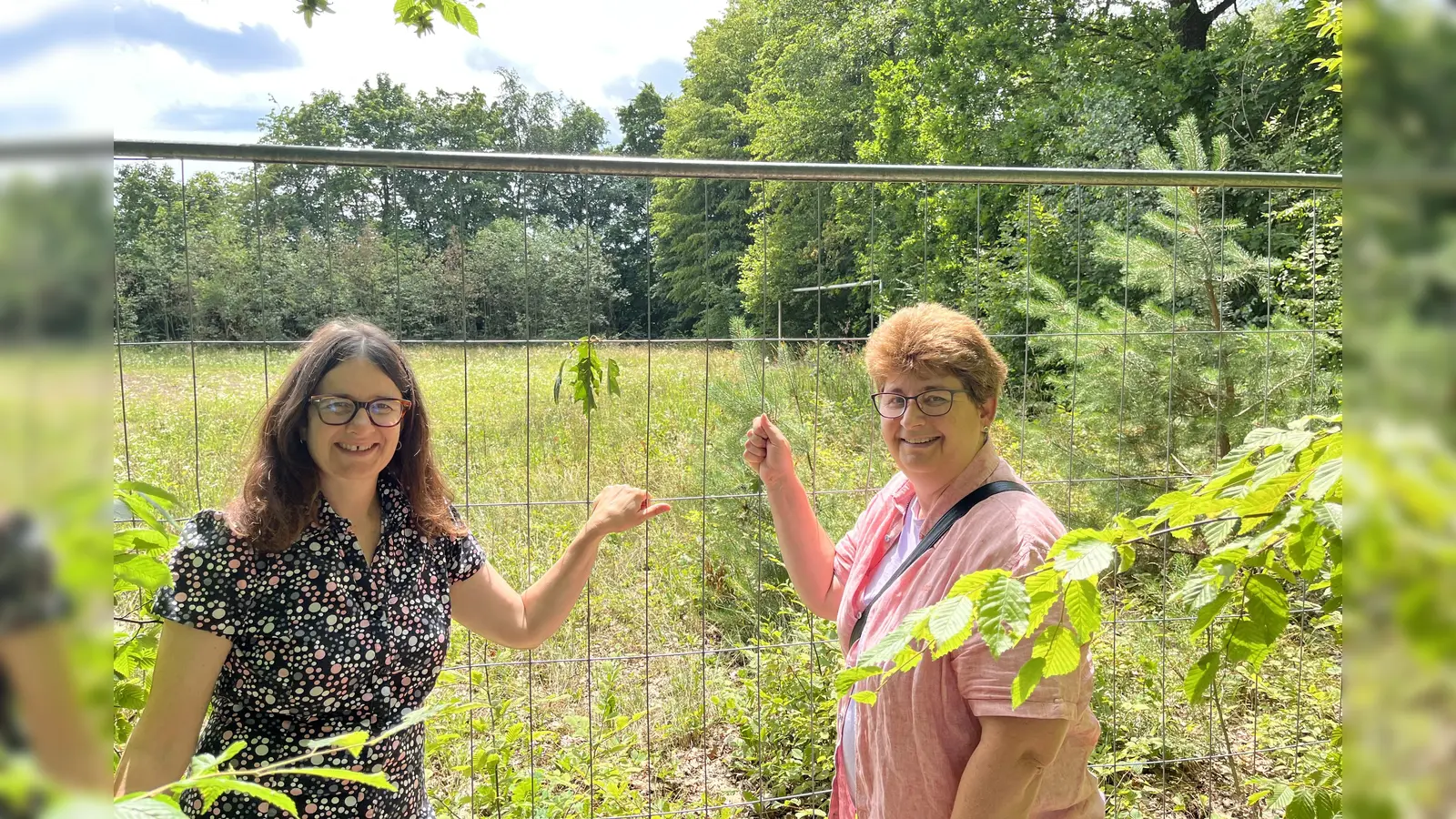 Die SPD-Stadträtinnen Kathrin Abele (links) und Micky Wenngatz haben gute Nachrichten: Der Zaun um den Siemens-Sportpark in Solln kommt weg, das Areal wird für die Öffentlichkeitgeöffnet. (Foto: Markus Sikora (SPD/Volt))