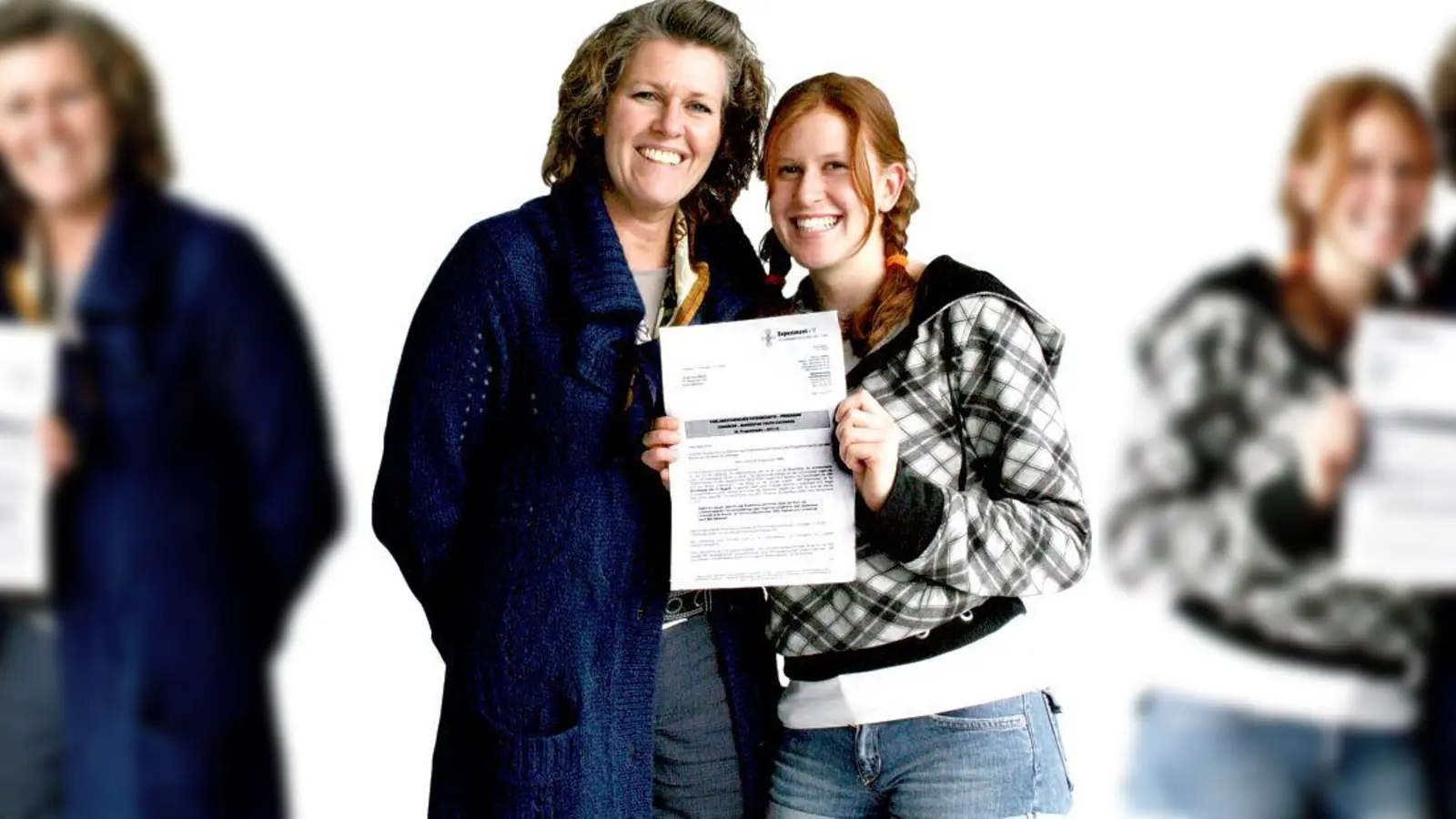 Barbara und Sarah Mathe (v.l.) zeigen stolz die Zusage für das Stipendium in den USA.	 (Foto: sl)