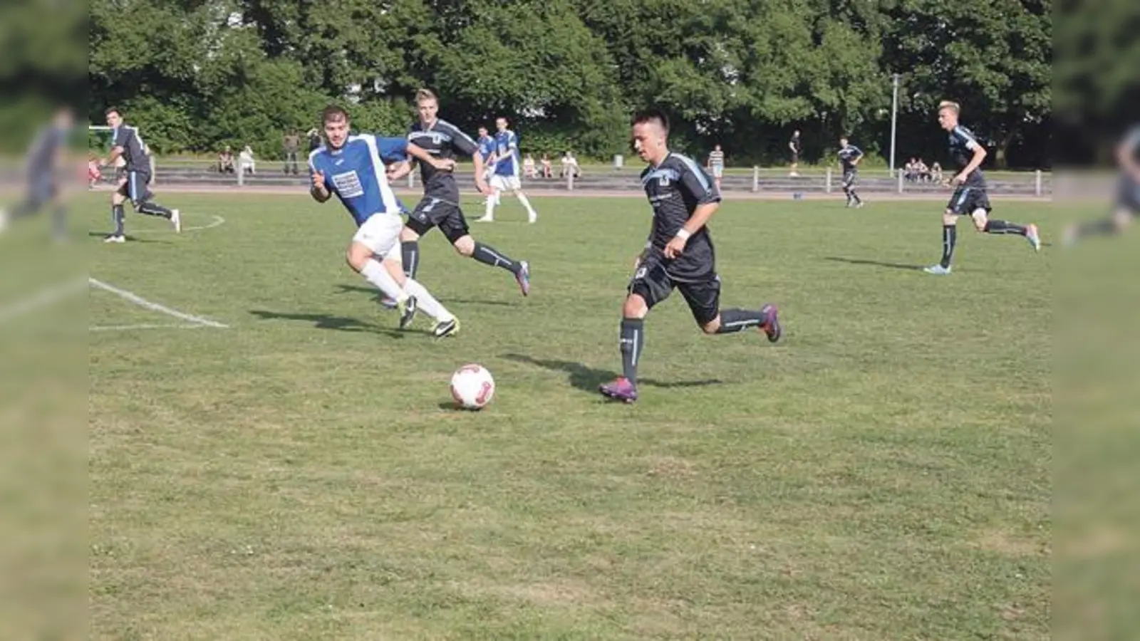 Das Benefizfußballspiel im Hasenbergl gibt es schon seit zwölf Jahren. Am Samstag messen sich die U19 des TSV 1860 und die Herren des TSV 54  DJK München.	                     (Foto: Archiv)