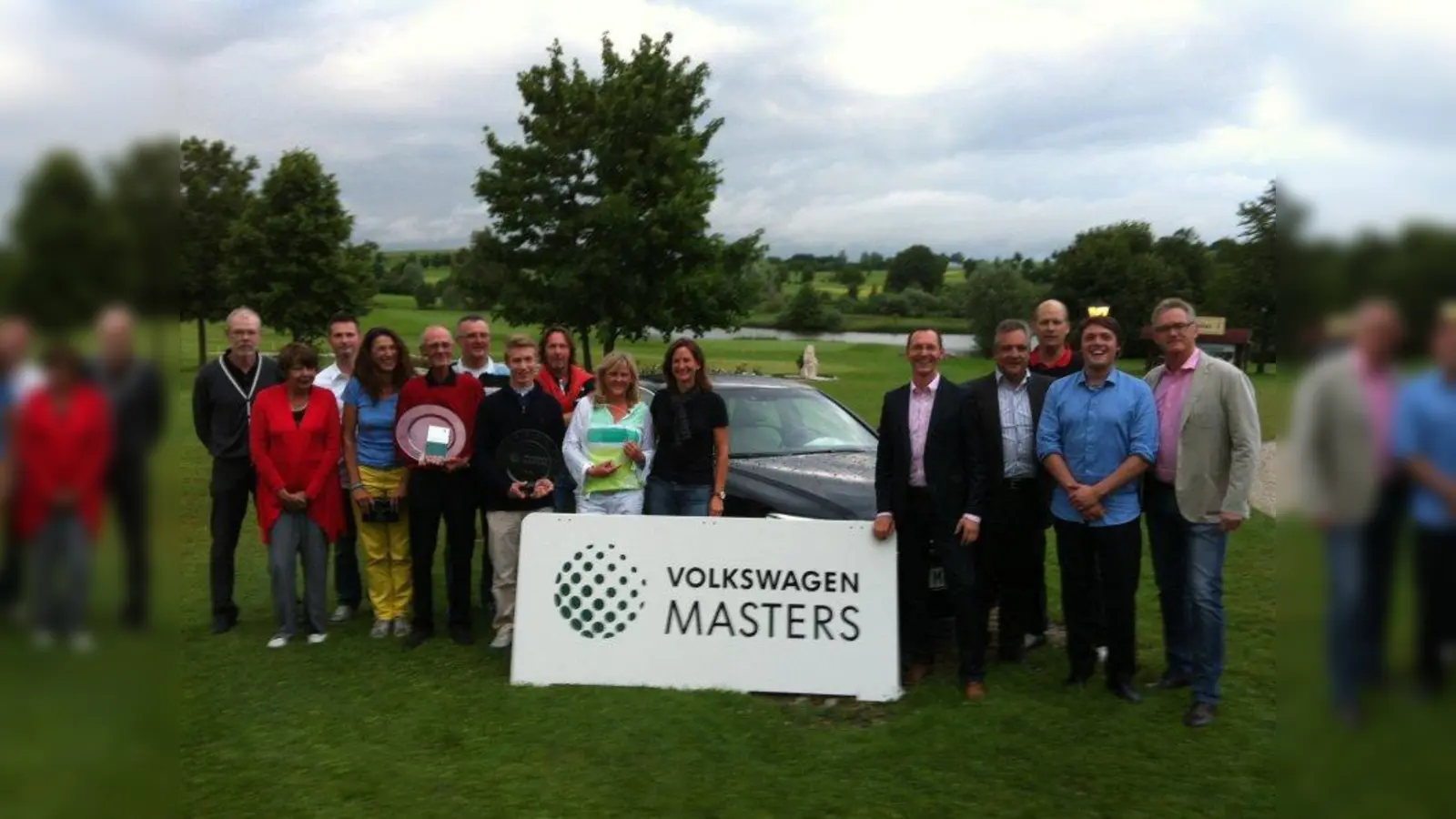 Die Sieger v.l.: Ludwig Binder, Susanne Langhammer., Dr. Nikolaus Göldel, Anja Schalin, Rüdiger Losert, Helmut Ebner, Brutto-Sieger Erik Borean, Wolfgang Baum, Claudia Herzog, Sabine Uhler, Hans-Jürgen Schlosser (Geschäftsführer), H. Philipp (Inhaber Auto Kölbl), Jens Bücker (GC Rottbach), Maximilian Eberl und Wolfgang Riedel (Inhaber Autohaus Westend und Autohaus Riedel). (Foto: pi)